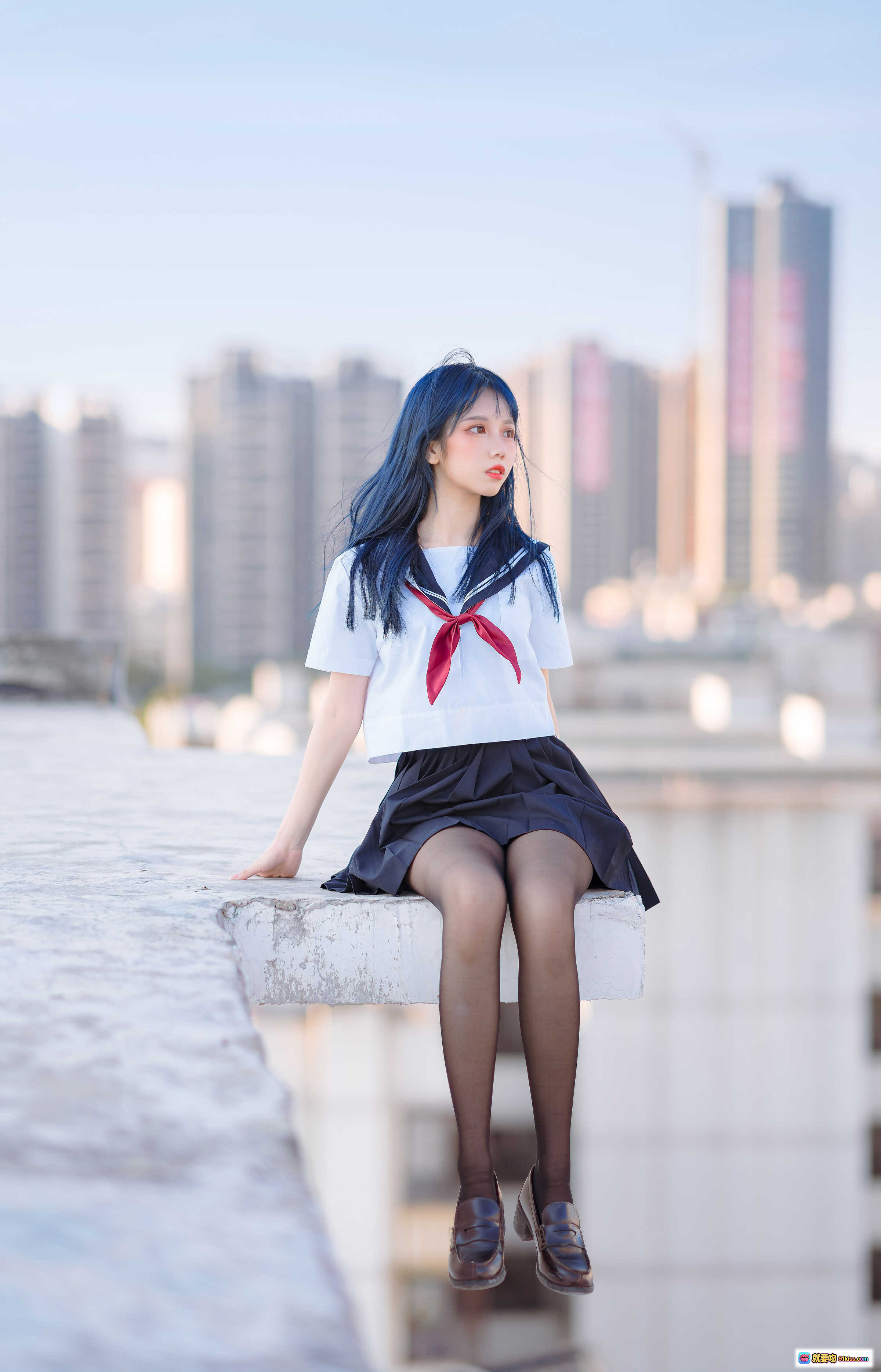 图片[1] - 果咩酱w NO.020 JK制服写真｜蓝发少女屋顶坐姿城市背景清新日系风格30P高清图集 - 就要吻