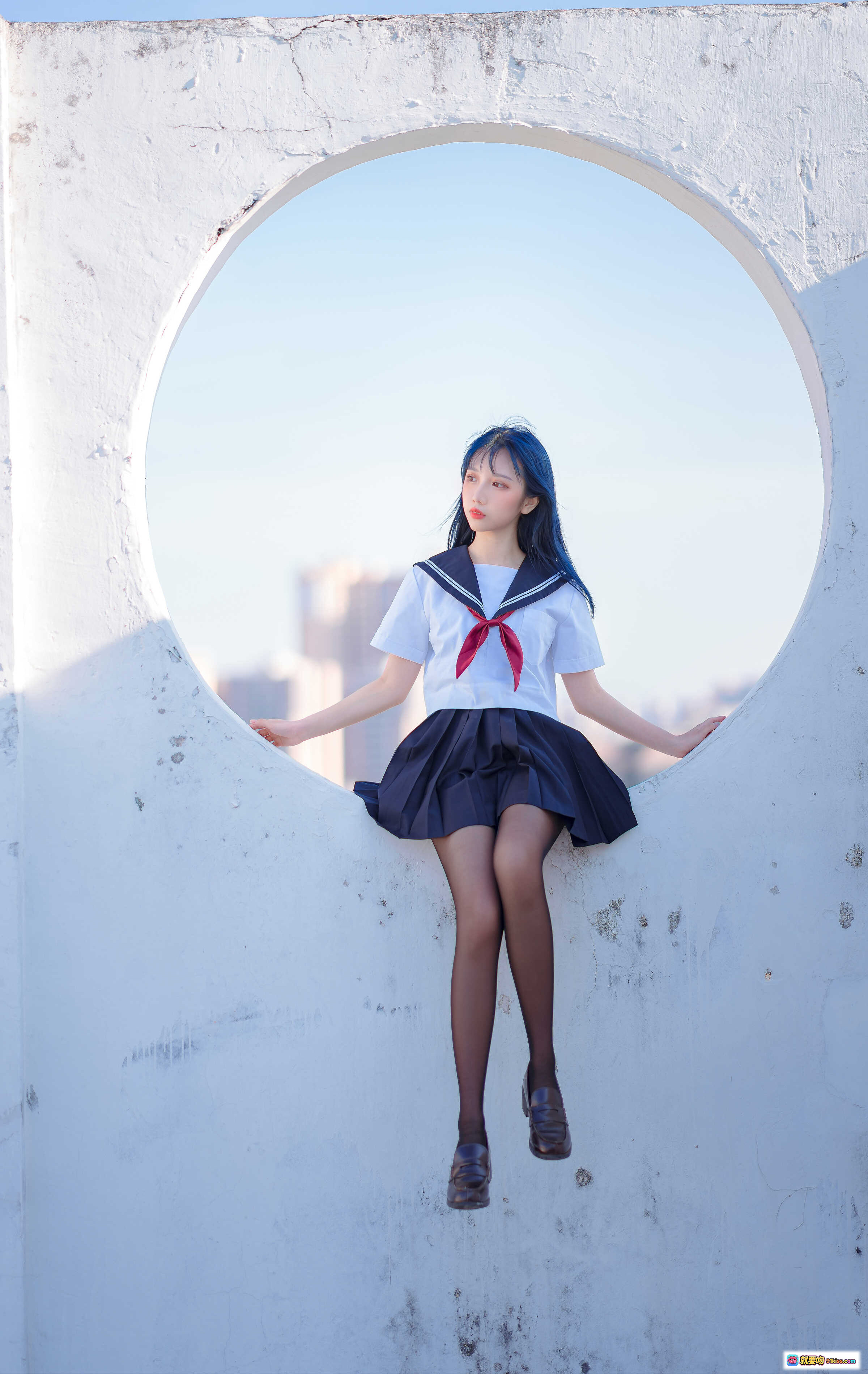 图片[3] - 果咩酱w NO.020 JK制服写真｜蓝发少女屋顶坐姿城市背景清新日系风格30P高清图集 - 就要吻