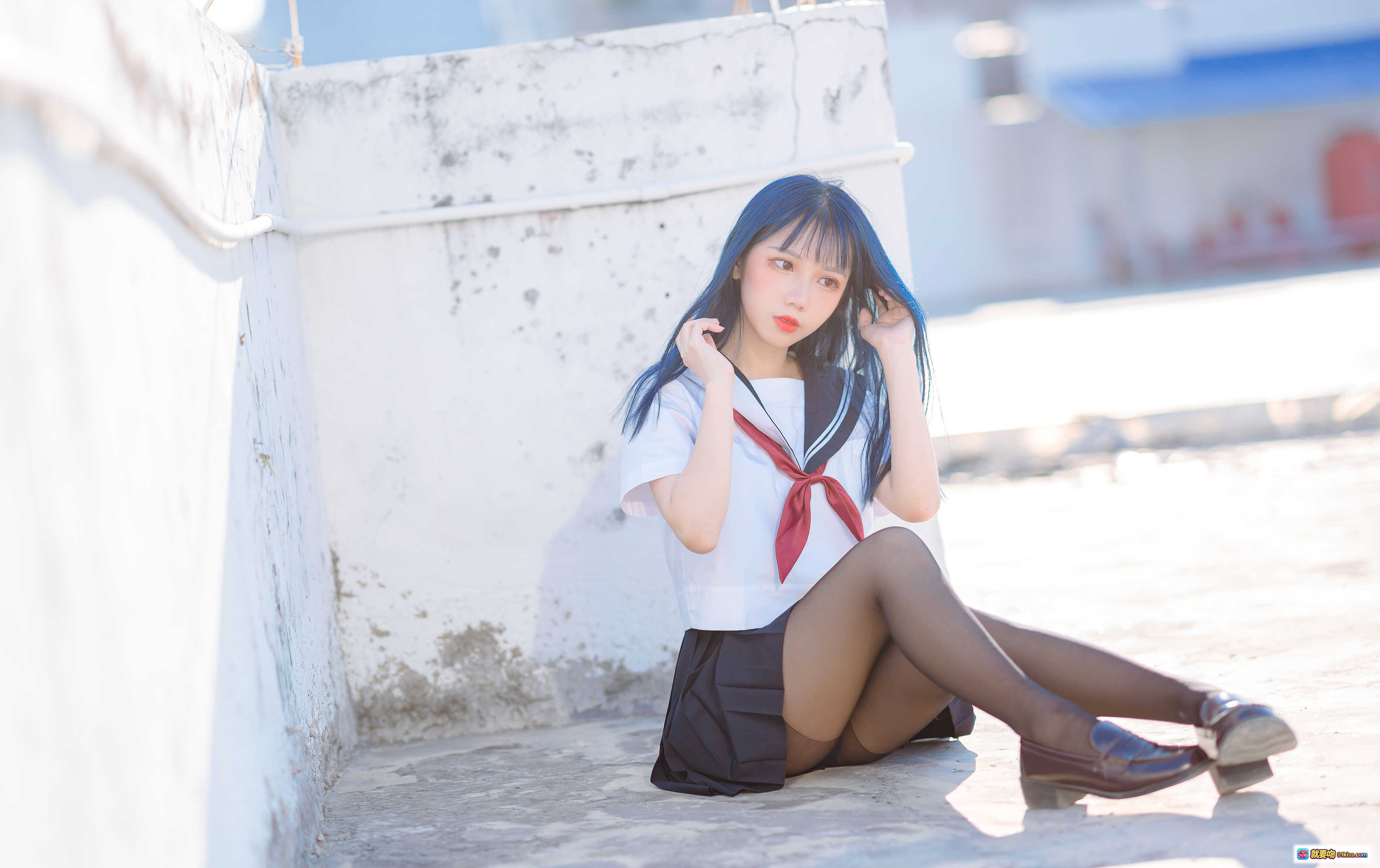 图片[9] - 果咩酱w NO.020 JK制服写真｜蓝发少女屋顶坐姿城市背景清新日系风格30P高清图集 - 就要吻