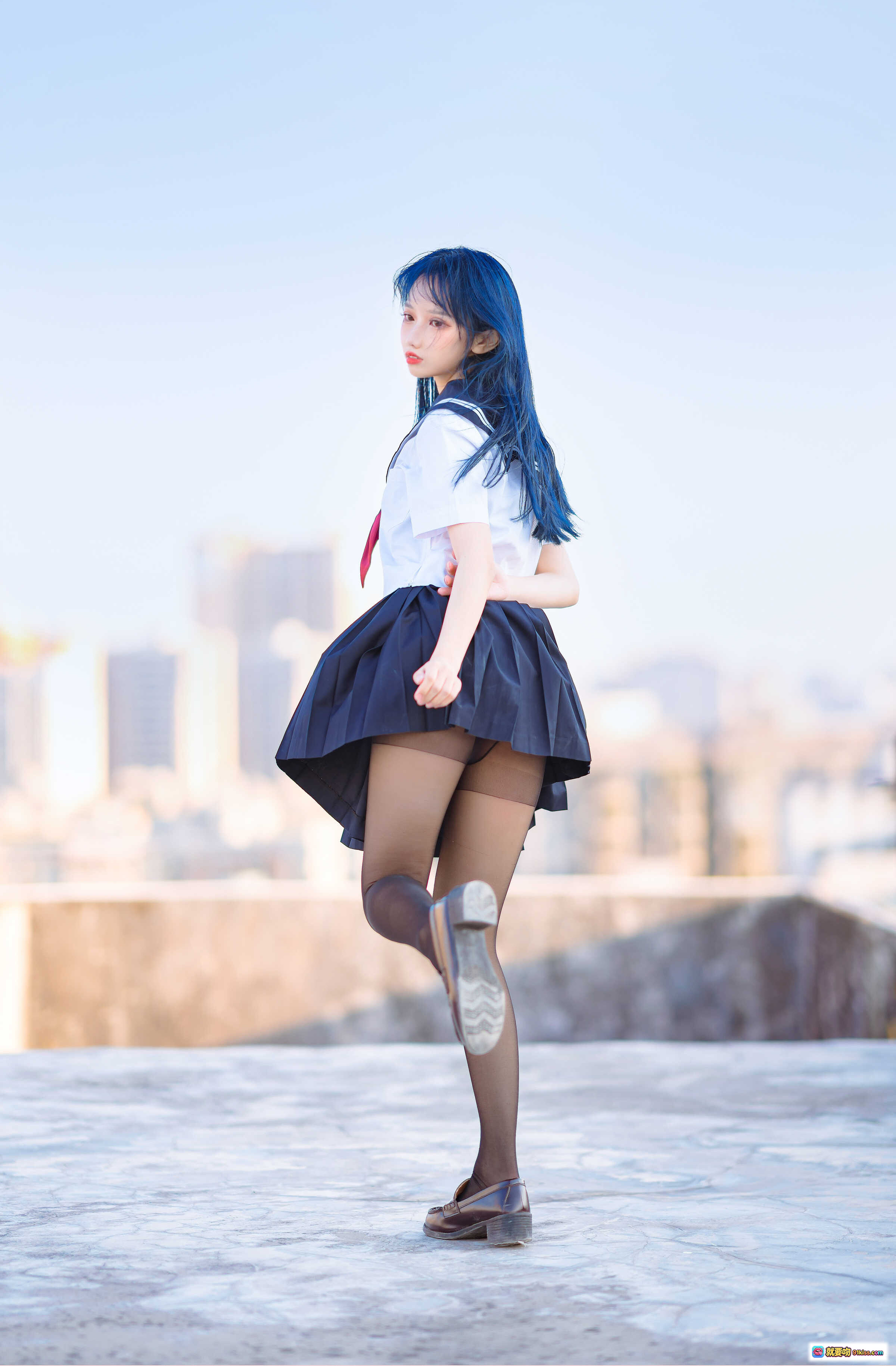 图片[6] - 果咩酱w NO.020 JK制服写真｜蓝发少女屋顶坐姿城市背景清新日系风格30P高清图集 - 就要吻