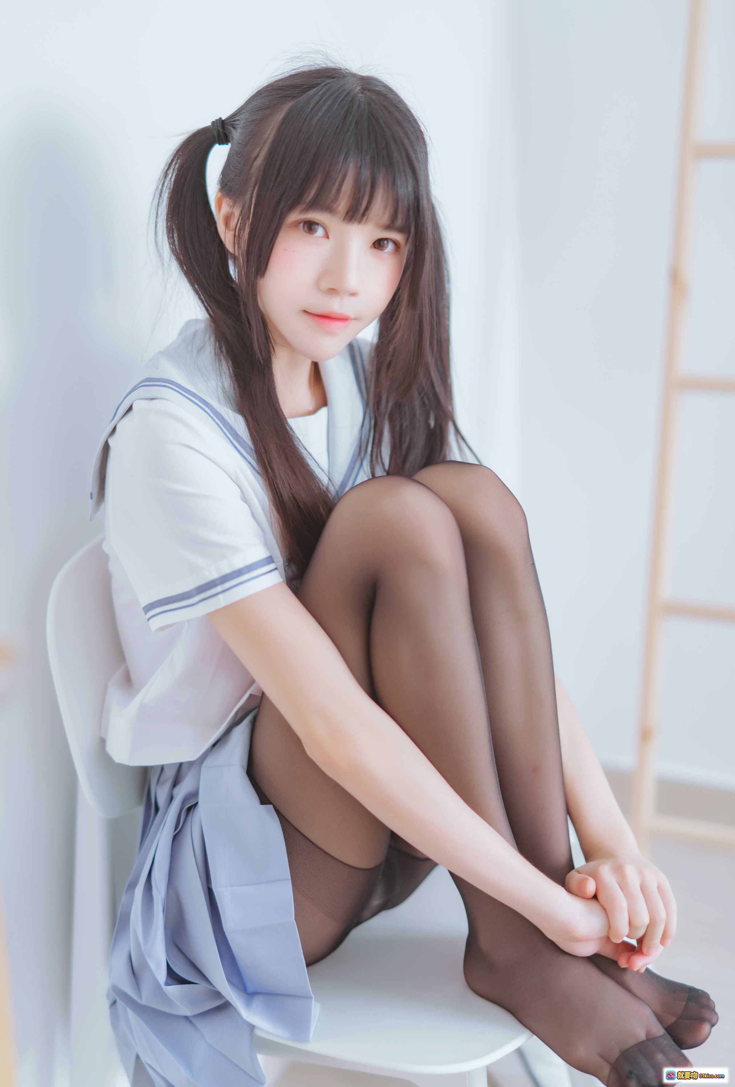 图片[7] - 桜桃喵046黑丝水手服写真 | 甜美少女坐姿美腿特写 | 49P高清图集 - 就要吻