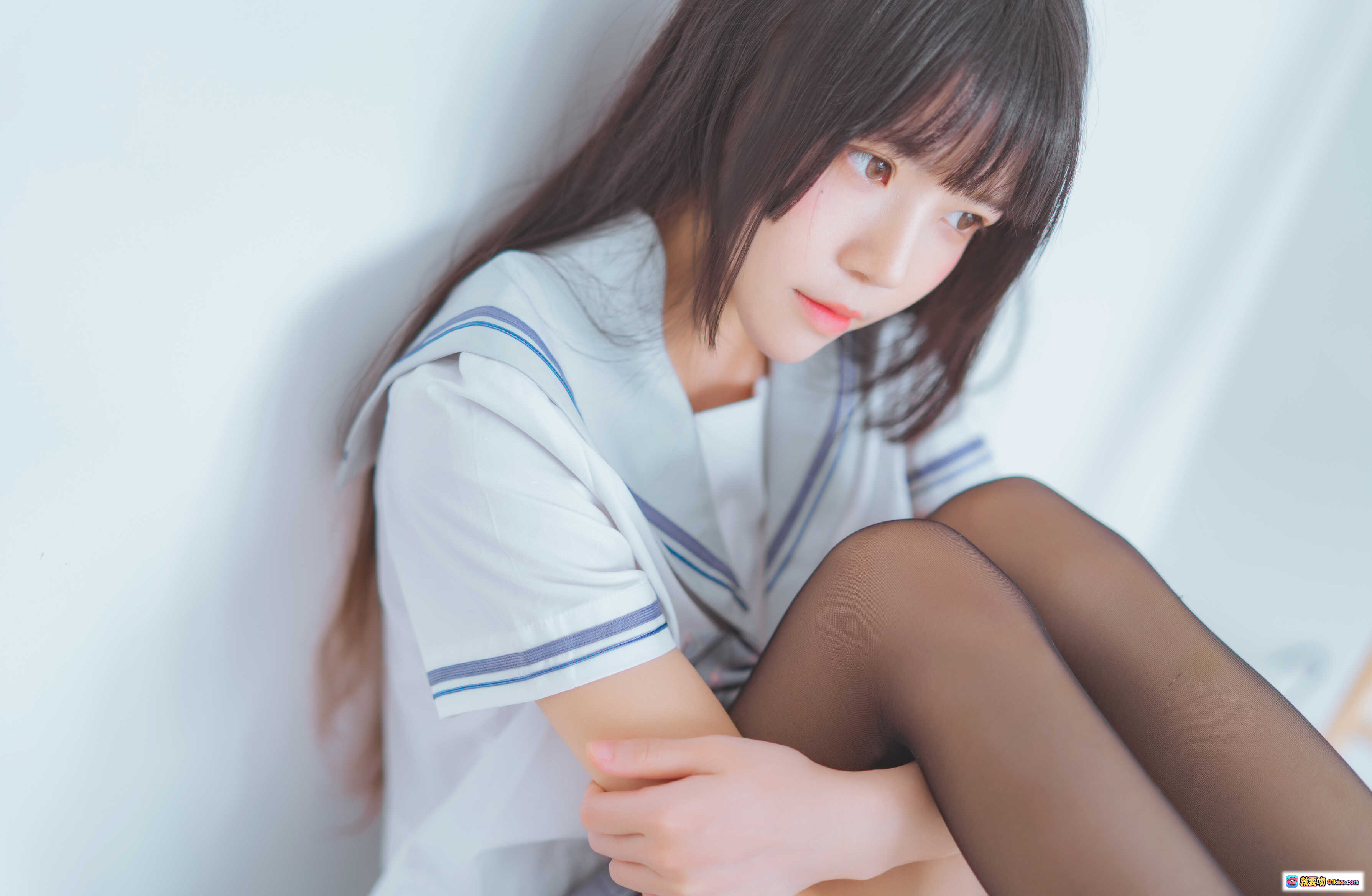 图片[8] - 桜桃喵046黑丝水手服写真 | 甜美少女坐姿美腿特写 | 49P高清图集 - 就要吻