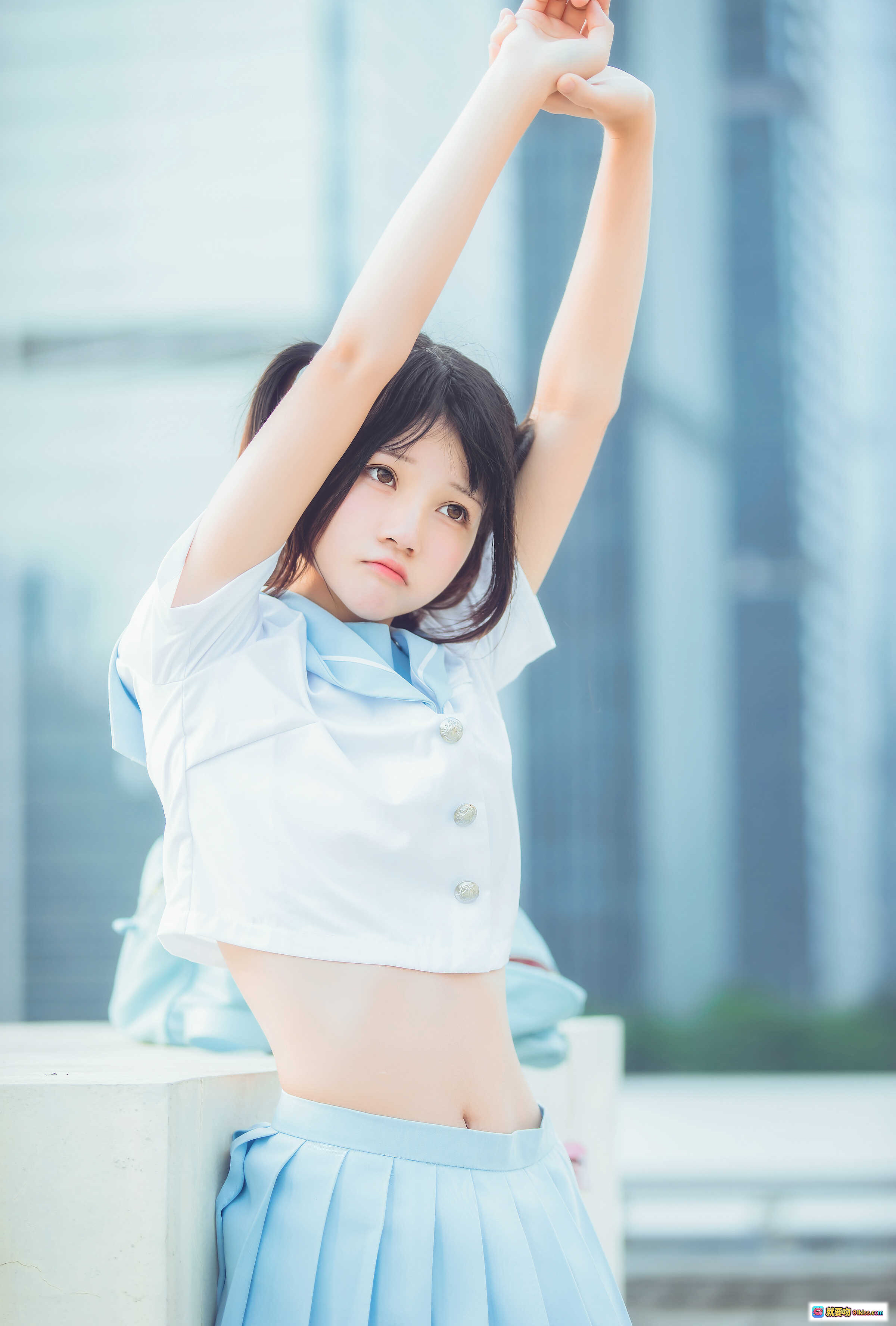 图片[9] - 桜桃喵084 JK女子高中生穿搭：浅蓝百褶裙+白色短袖+黑皮鞋+同色系手提包，清新校园风写真 - 就要吻