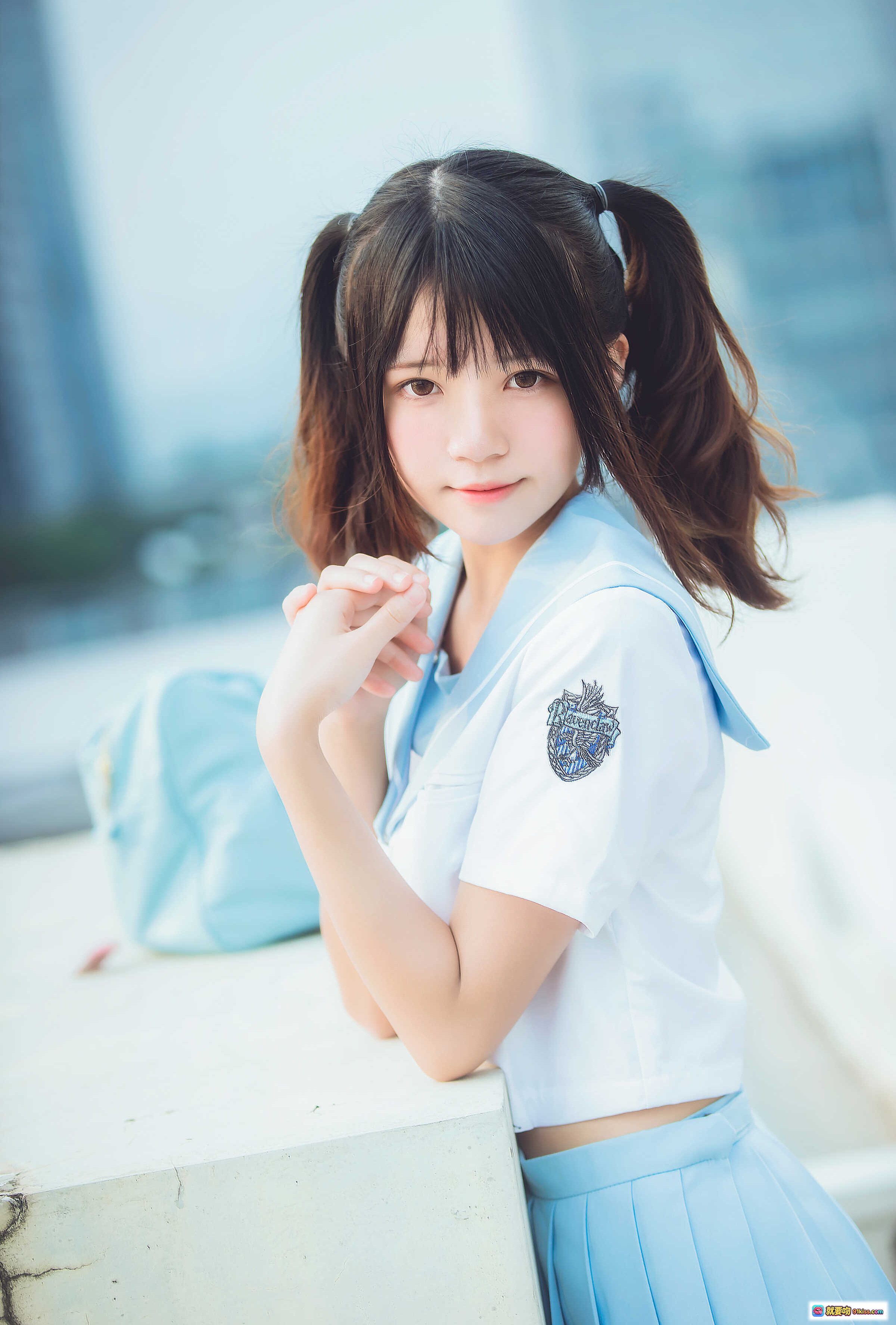 图片[4] - 桜桃喵084 JK女子高中生穿搭：浅蓝百褶裙+白色短袖+黑皮鞋+同色系手提包，清新校园风写真 - 就要吻