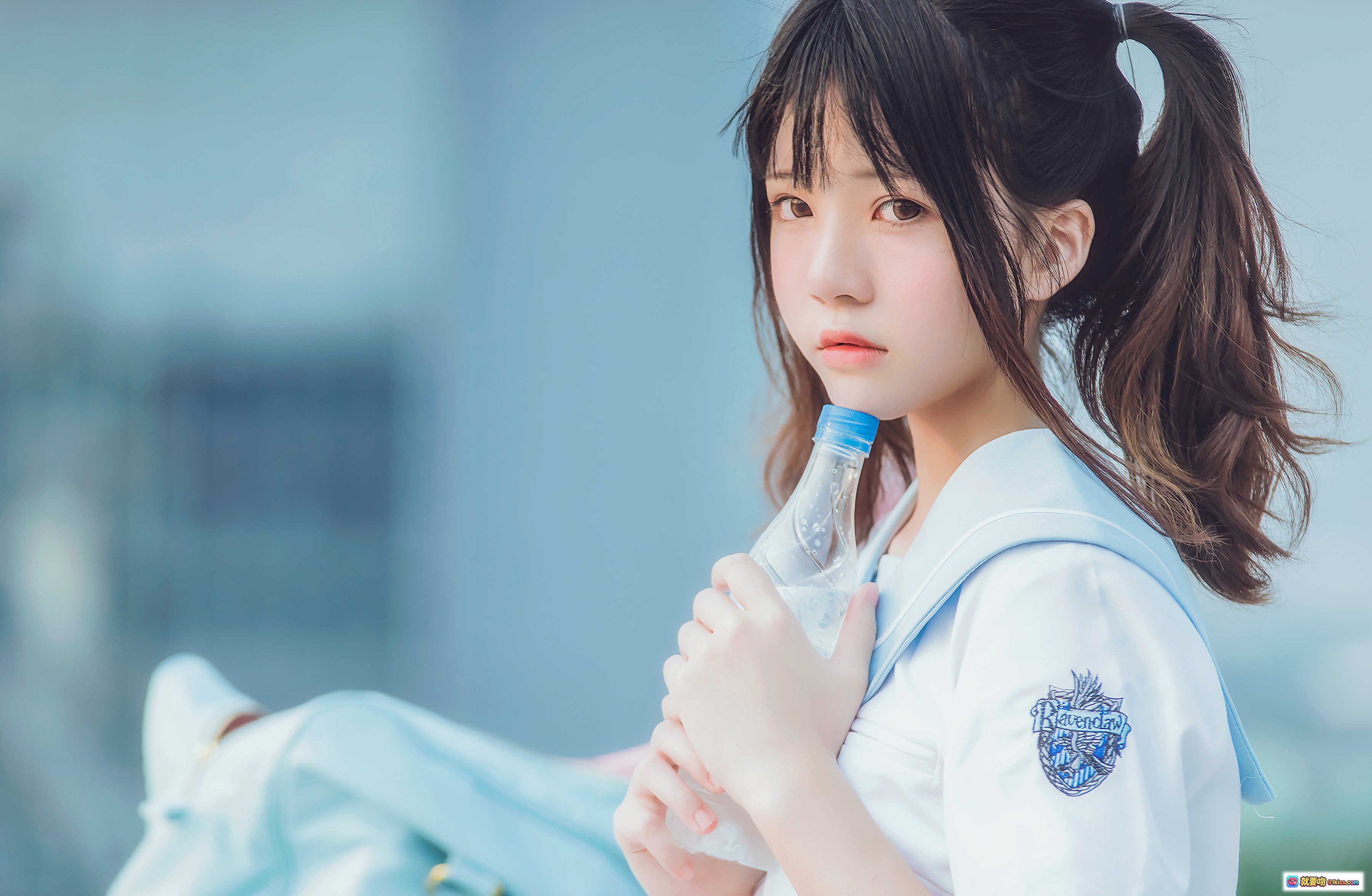 图片[10] - 桜桃喵084 JK女子高中生穿搭：浅蓝百褶裙+白色短袖+黑皮鞋+同色系手提包，清新校园风写真 - 就要吻