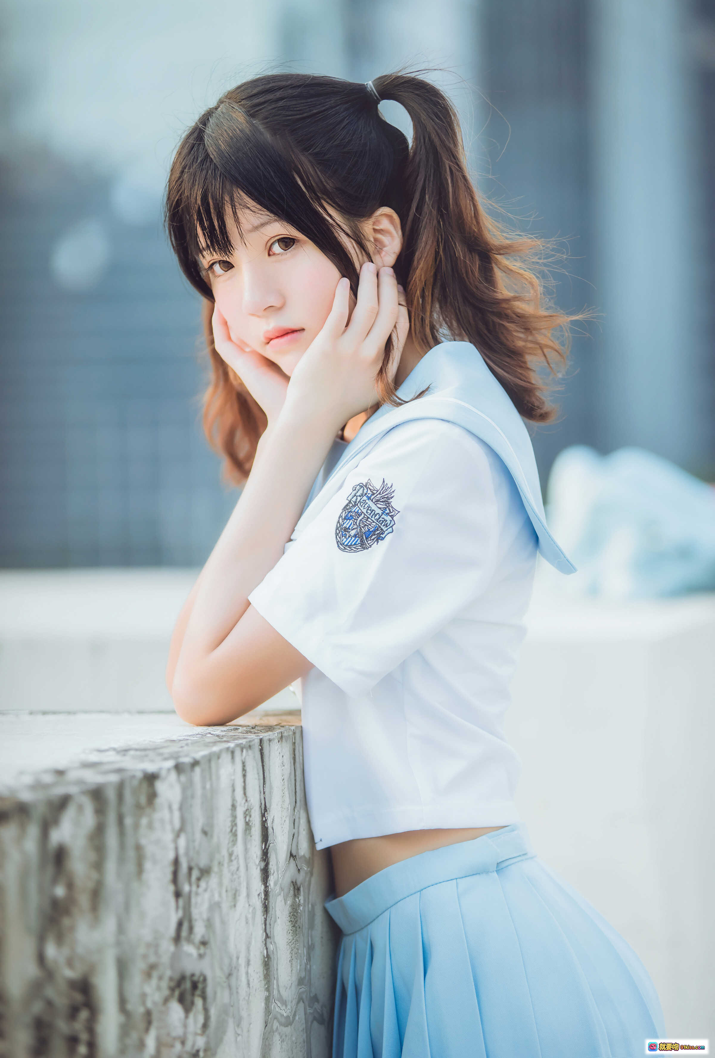 图片[7] - 桜桃喵084 JK女子高中生穿搭：浅蓝百褶裙+白色短袖+黑皮鞋+同色系手提包，清新校园风写真 - 就要吻