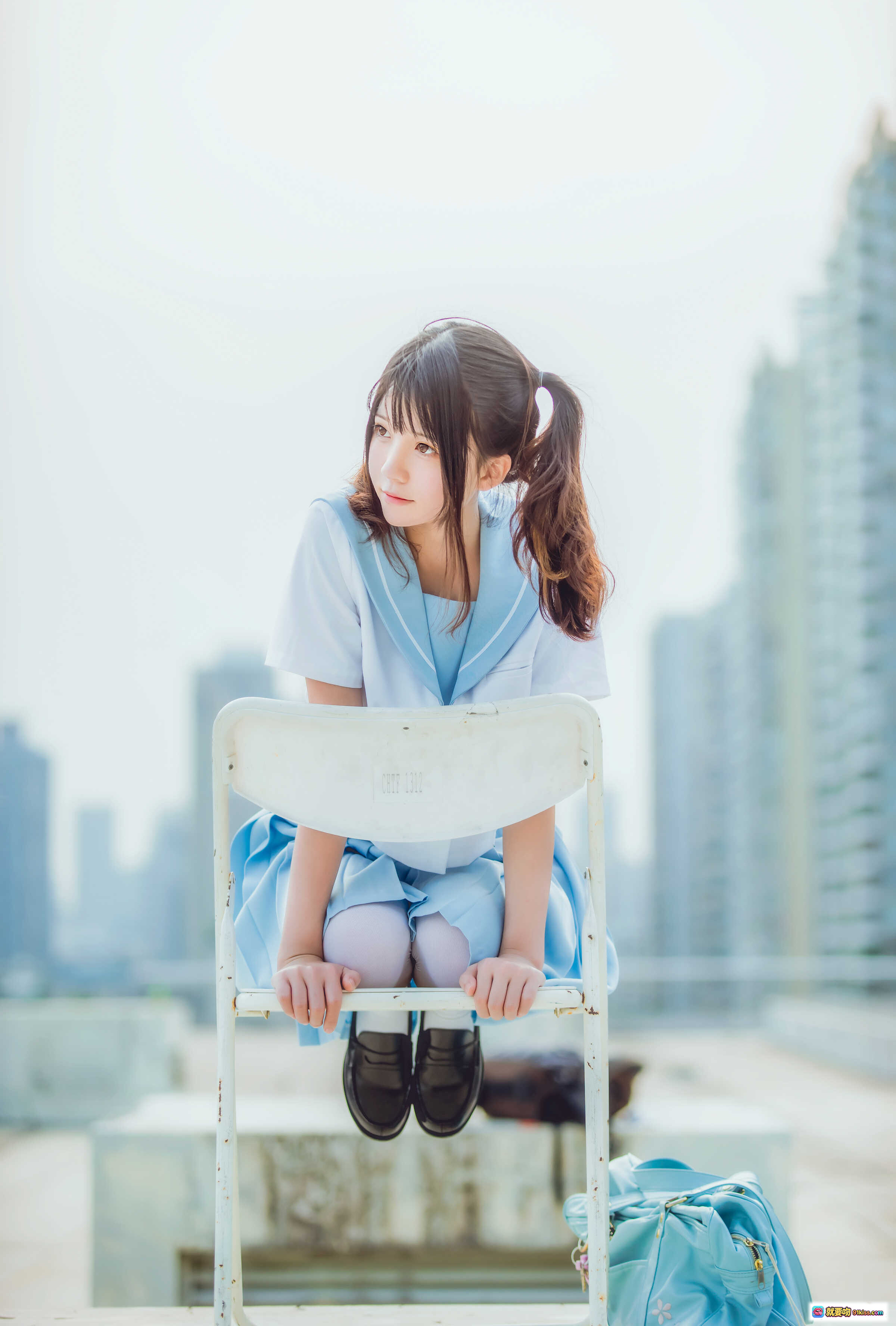 图片[6] - 桜桃喵084 JK女子高中生穿搭：浅蓝百褶裙+白色短袖+黑皮鞋+同色系手提包，清新校园风写真 - 就要吻