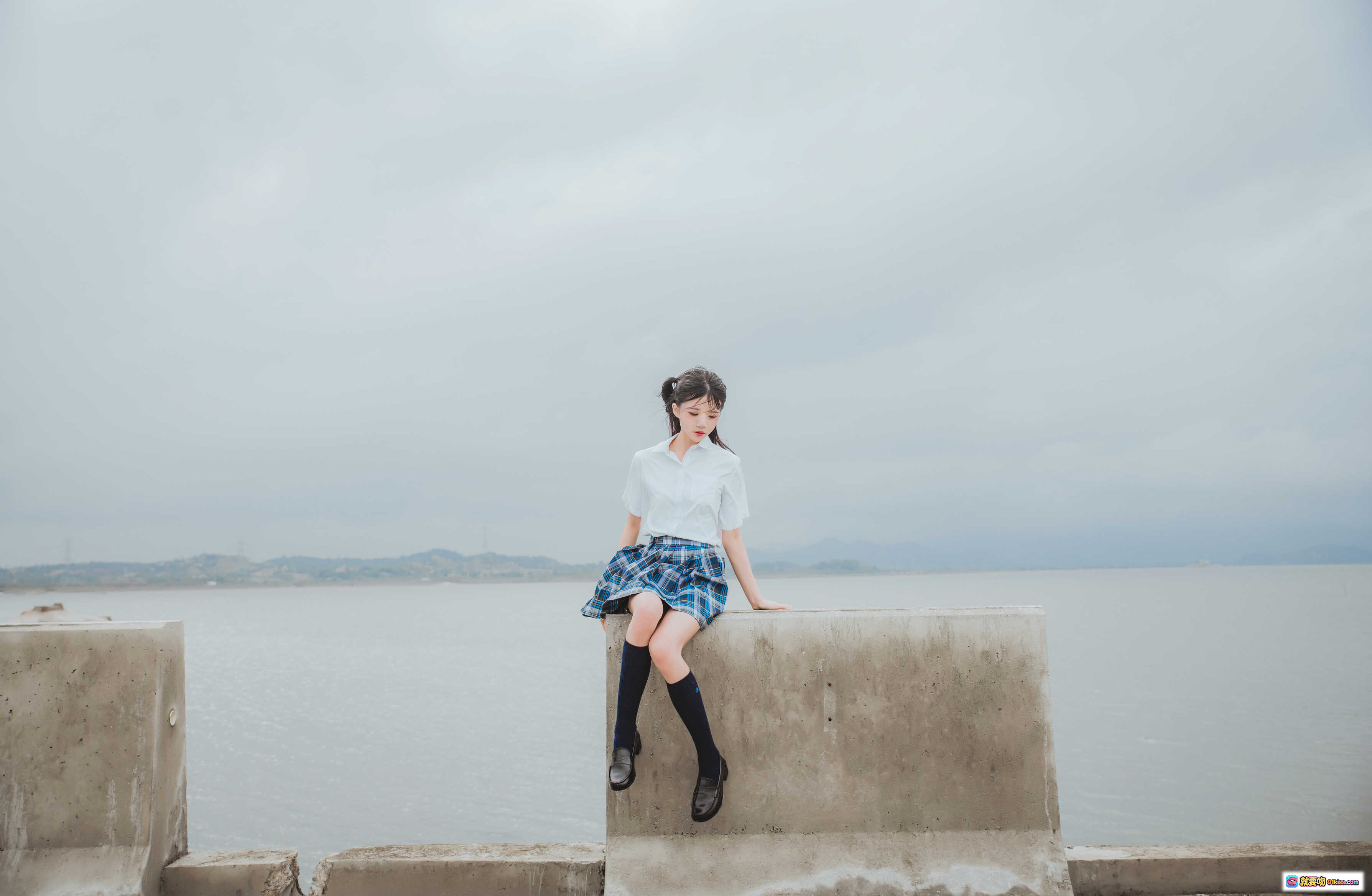 图片[6] - 桜桃喵016耳畔的风：格子裙飘扬少女写真，清新自然户外摄影，蓝白格纹短裙随风舞动，电力塔背景文艺风大片 - 就要吻