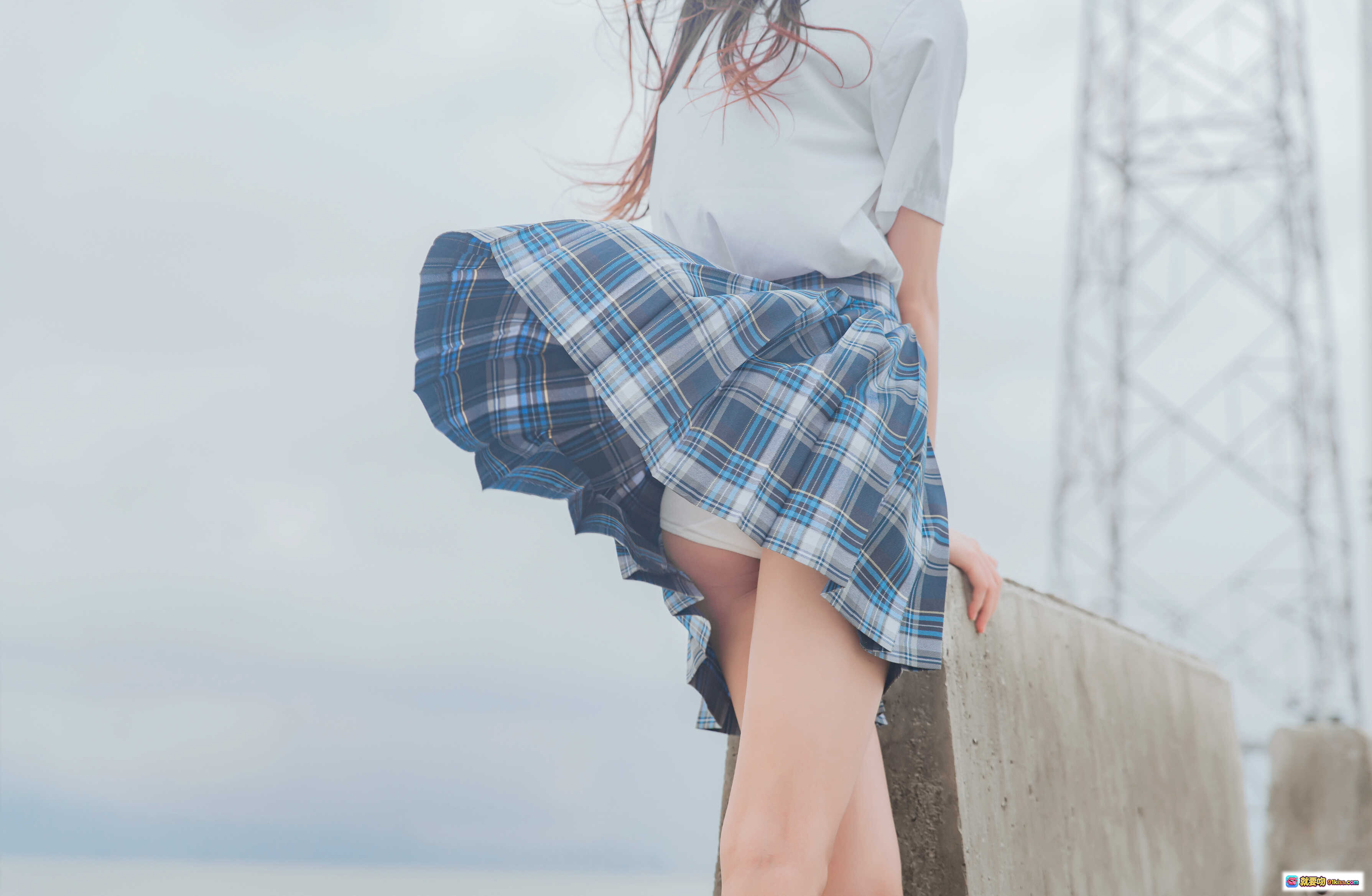 图片[1] - 桜桃喵016耳畔的风：格子裙飘扬少女写真，清新自然户外摄影，蓝白格纹短裙随风舞动，电力塔背景文艺风大片 - 就要吻