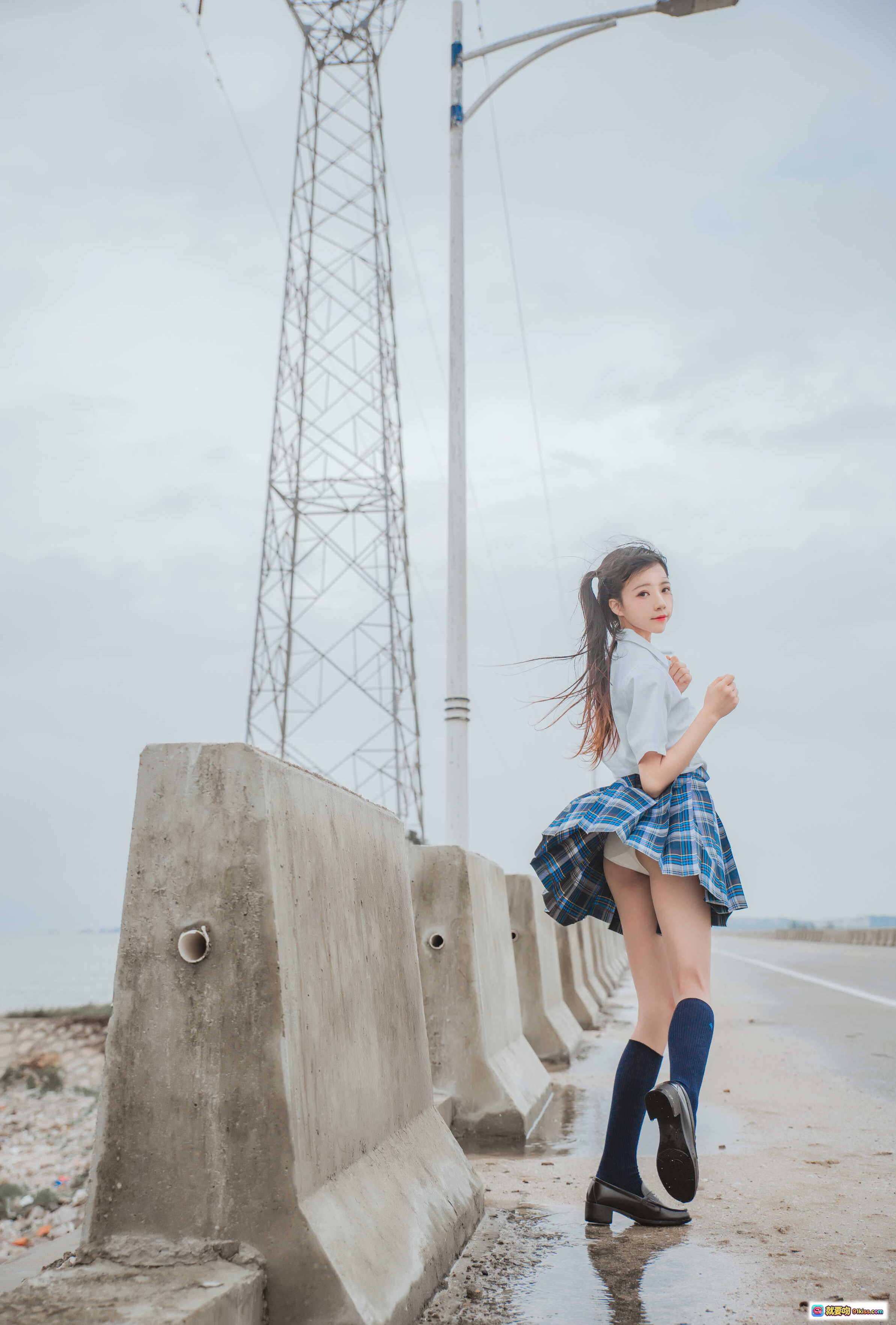 图片[10] - 桜桃喵016耳畔的风：格子裙飘扬少女写真，清新自然户外摄影，蓝白格纹短裙随风舞动，电力塔背景文艺风大片 - 就要吻