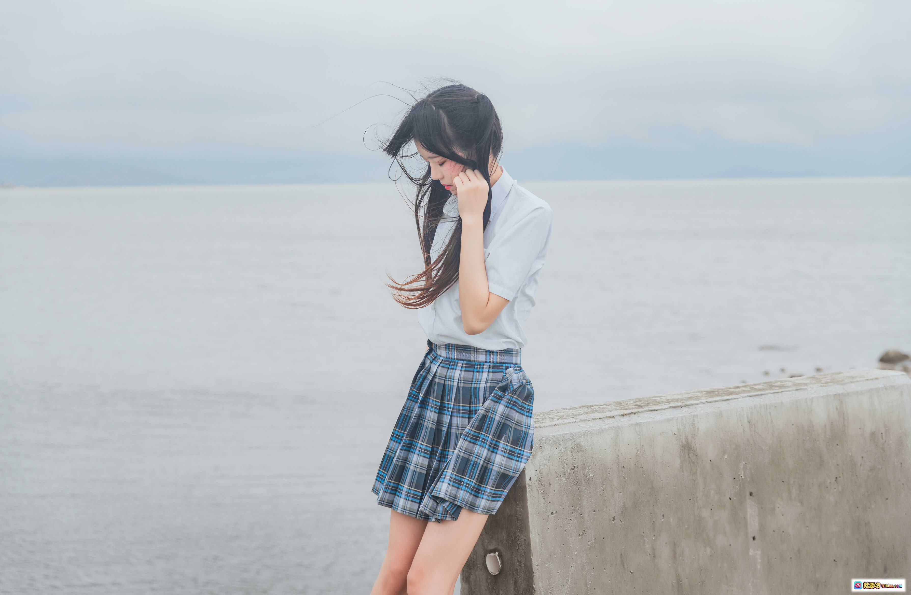 图片[2] - 桜桃喵016耳畔的风：格子裙飘扬少女写真，清新自然户外摄影，蓝白格纹短裙随风舞动，电力塔背景文艺风大片 - 就要吻