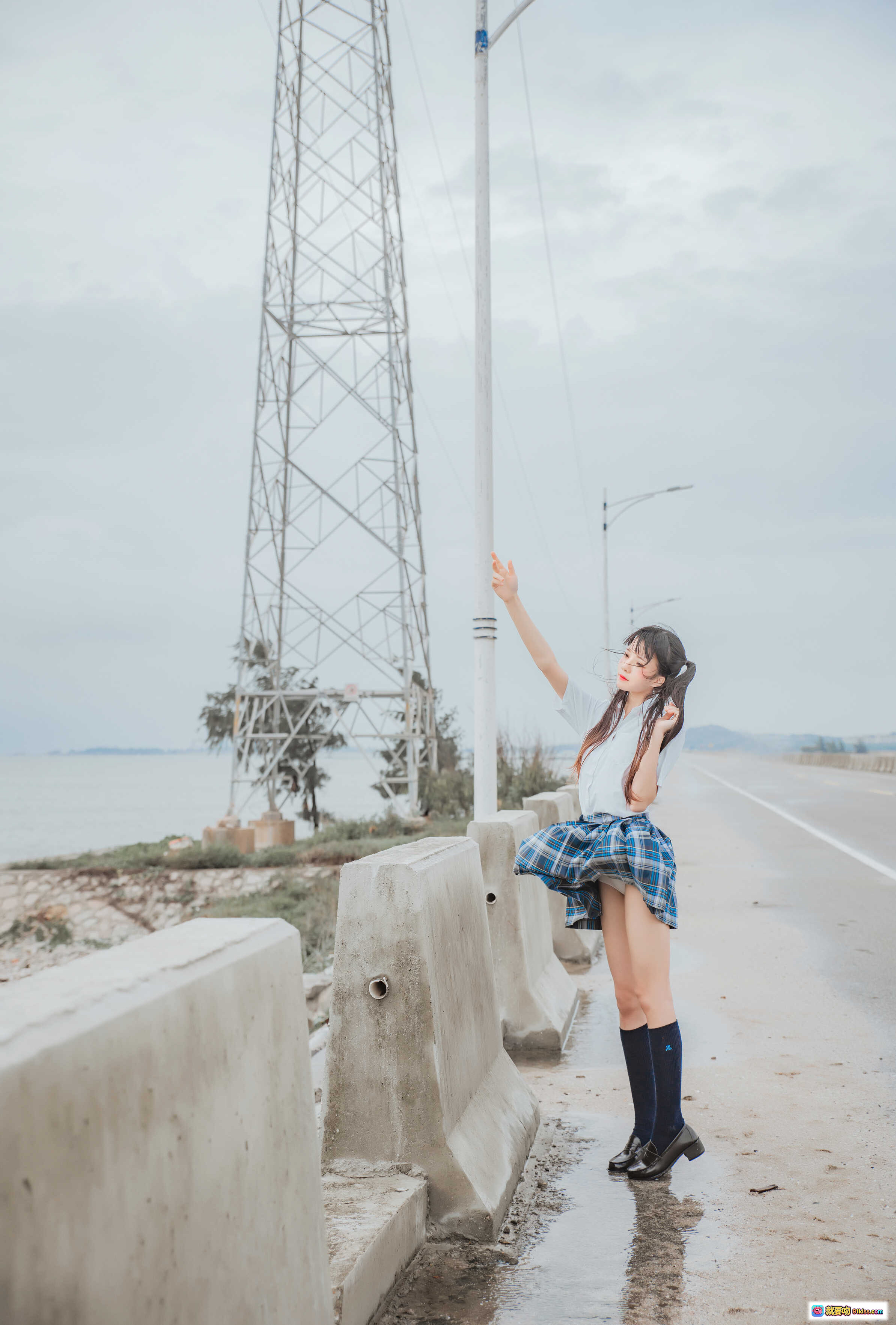 图片[5] - 桜桃喵016耳畔的风：格子裙飘扬少女写真，清新自然户外摄影，蓝白格纹短裙随风舞动，电力塔背景文艺风大片 - 就要吻
