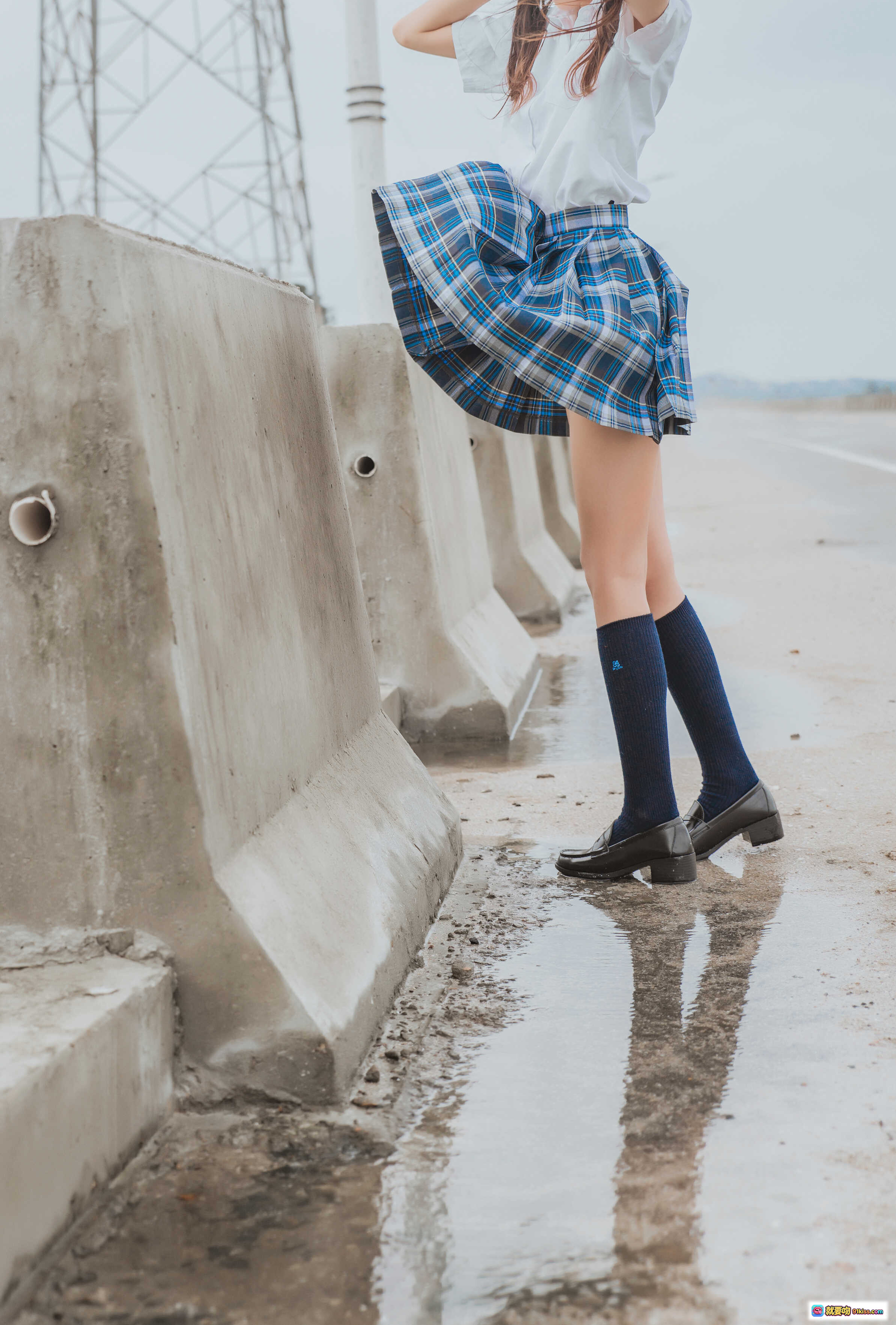 图片[3] - 桜桃喵016耳畔的风：格子裙飘扬少女写真，清新自然户外摄影，蓝白格纹短裙随风舞动，电力塔背景文艺风大片 - 就要吻