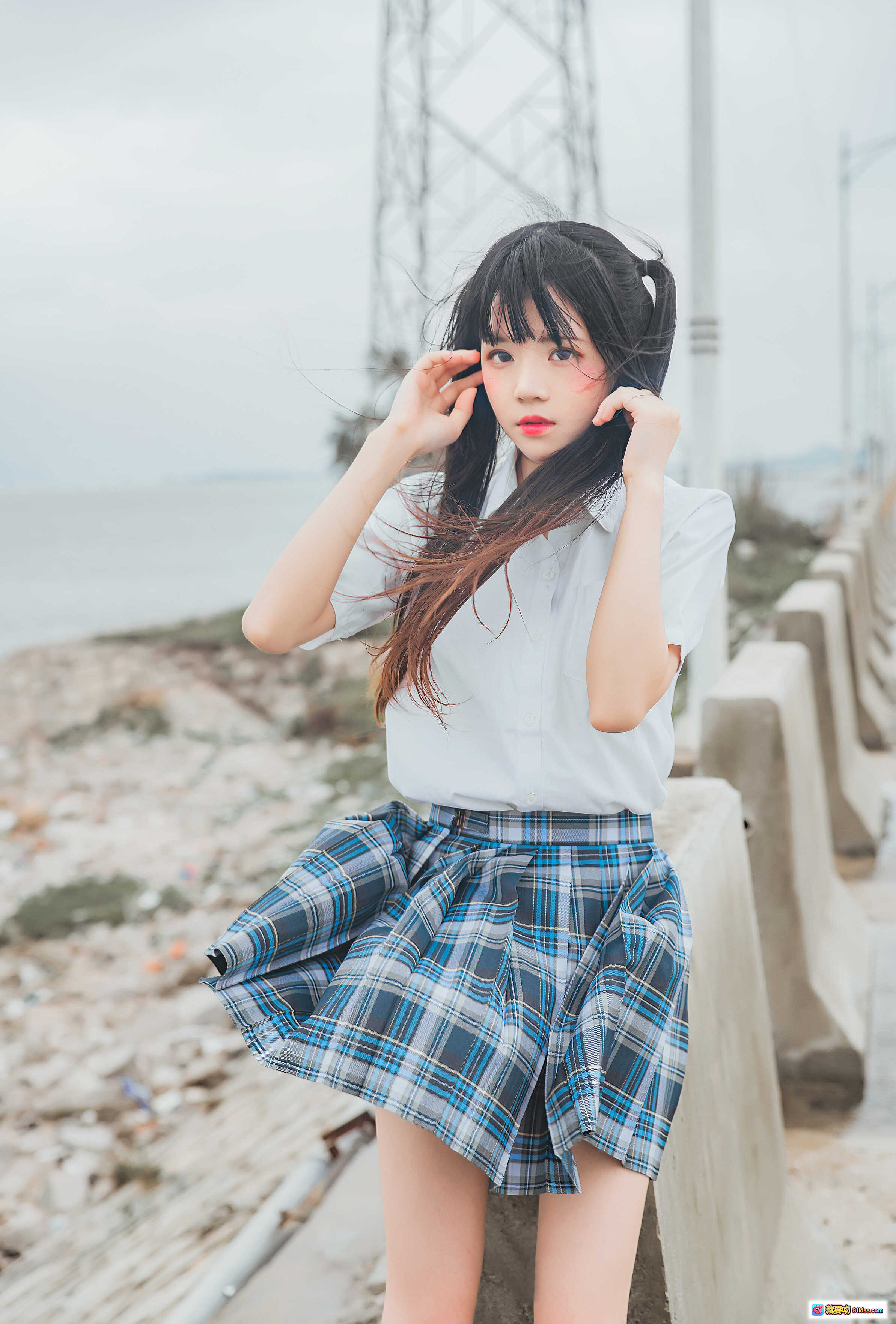 图片[7] - 桜桃喵016耳畔的风：格子裙飘扬少女写真，清新自然户外摄影，蓝白格纹短裙随风舞动，电力塔背景文艺风大片 - 就要吻