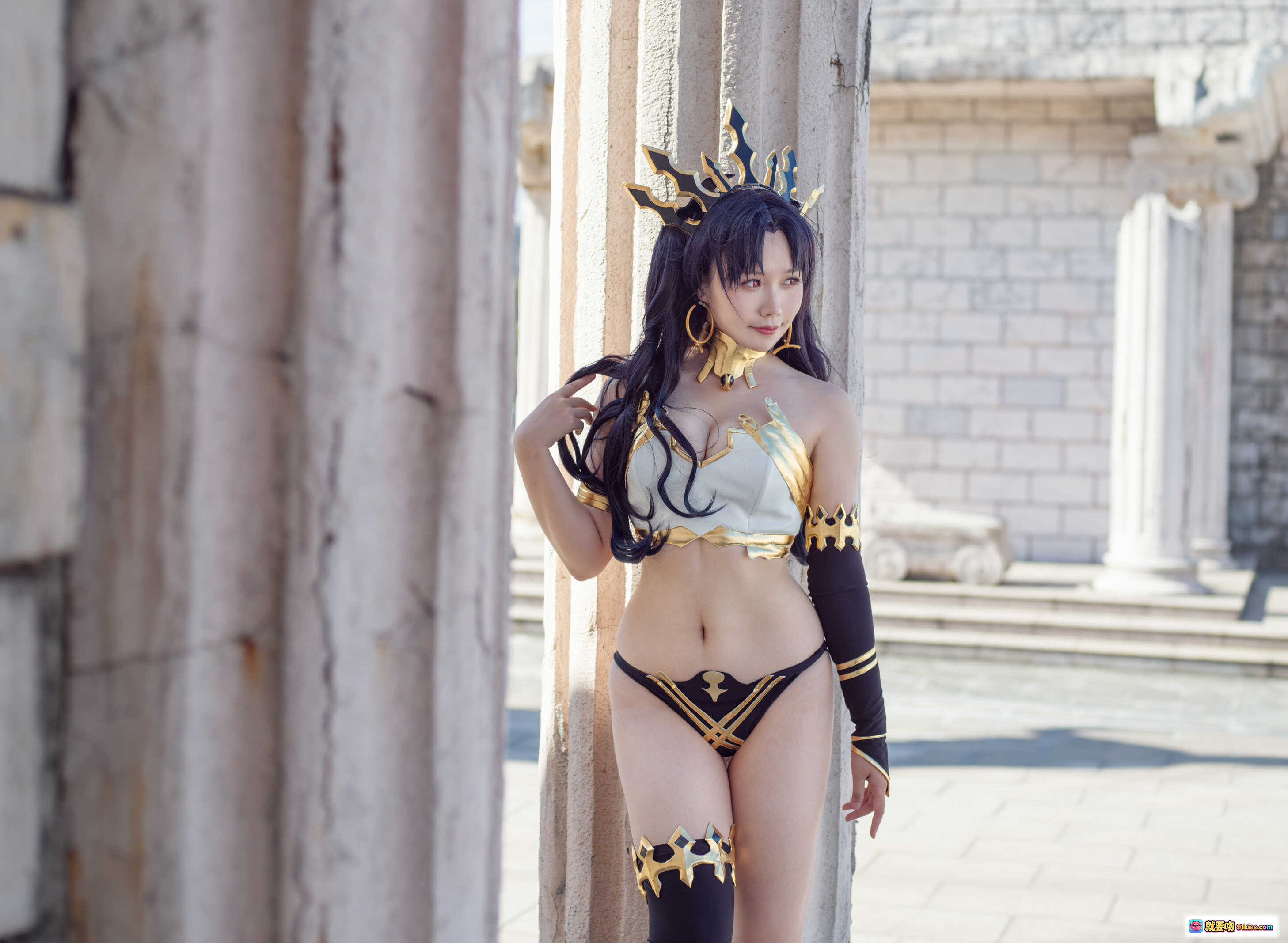 麻花酱NO.008伊什塔尔COS写真｜古风神殿场景｜金黑配色华丽服饰｜精致头饰与腰饰｜性感比基尼造型｜高清31P摄影集 - 就要吻