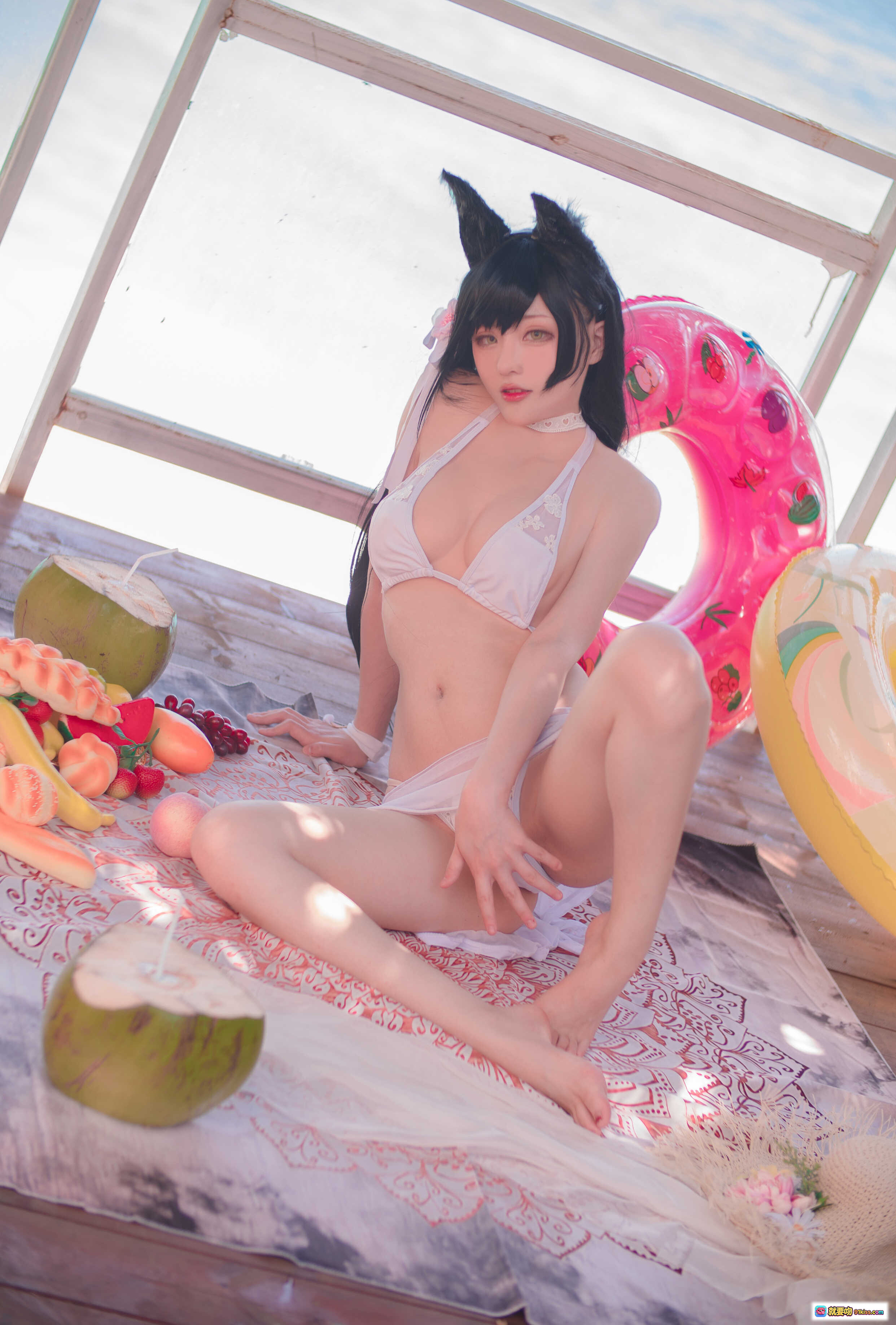 起司块wii NO.017 爱宕泳装COS写真 42P高清图集 白色比基尼猫耳少女 椰子水果泳圈沙滩风 精美私房摄影 - 就要吻