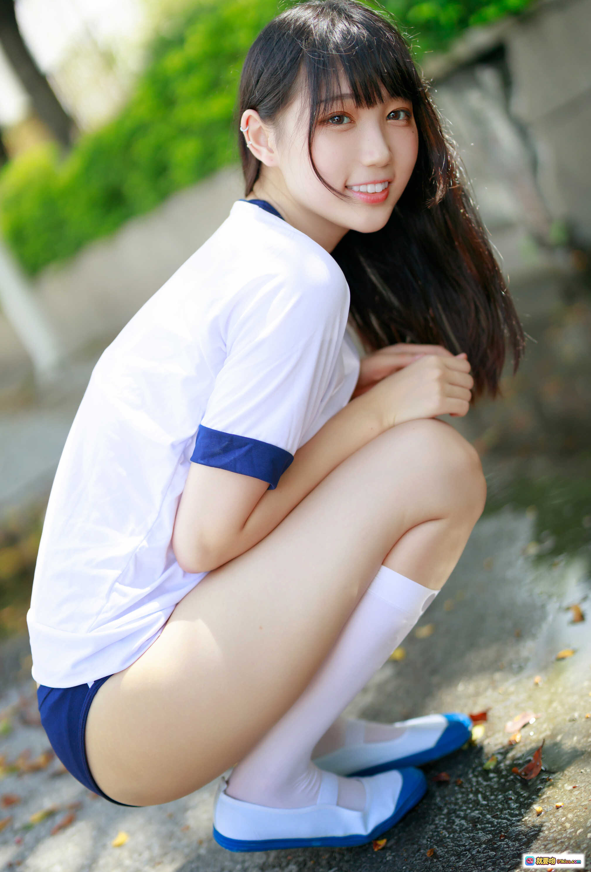 图片[8] - 周叽可爱兔兔NO.012体操服写真 31P261MB 白色短袖蓝短裤白袜蓝鞋楼梯扶手姿势清纯少女风 - 就要吻