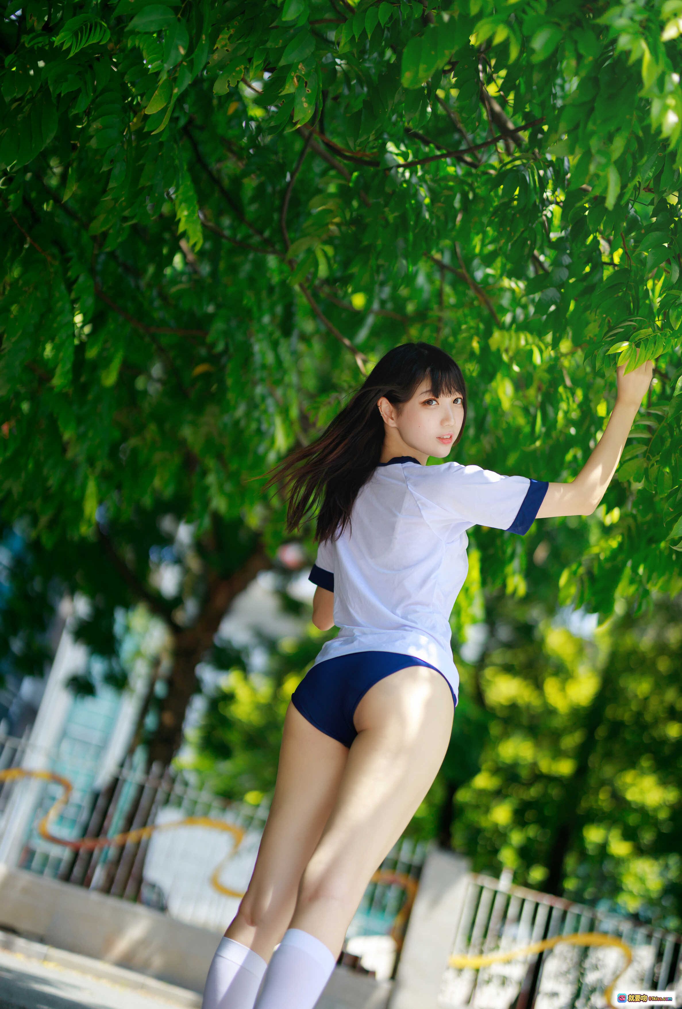 图片[9] - 周叽可爱兔兔NO.012体操服写真 31P261MB 白色短袖蓝短裤白袜蓝鞋楼梯扶手姿势清纯少女风 - 就要吻