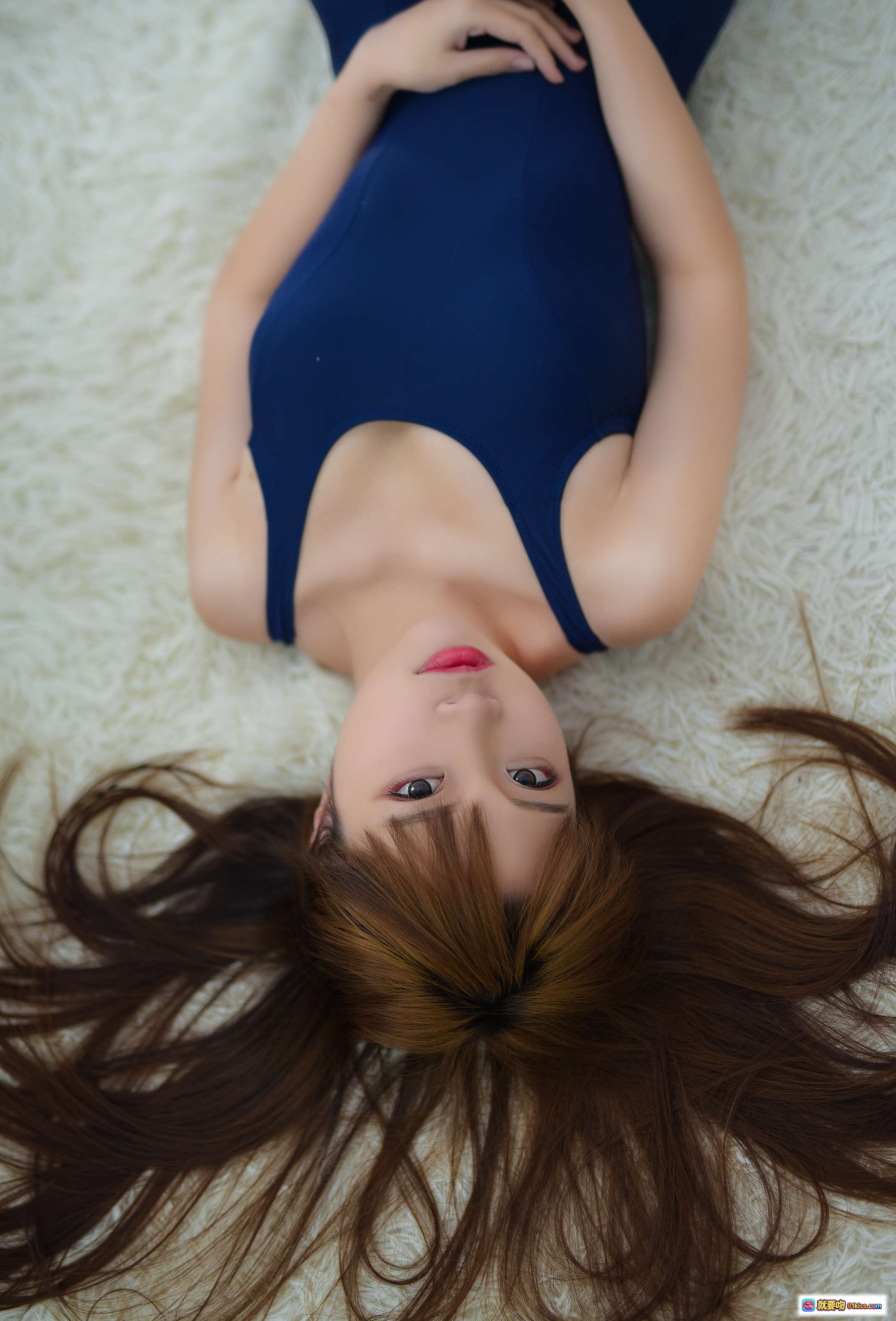 二佐Nisa NO.075 死库水黑丝写真 甜美少女躺卧白毯 蓝色连体泳衣长发散落 纯欲风高清图集 - 就要吻