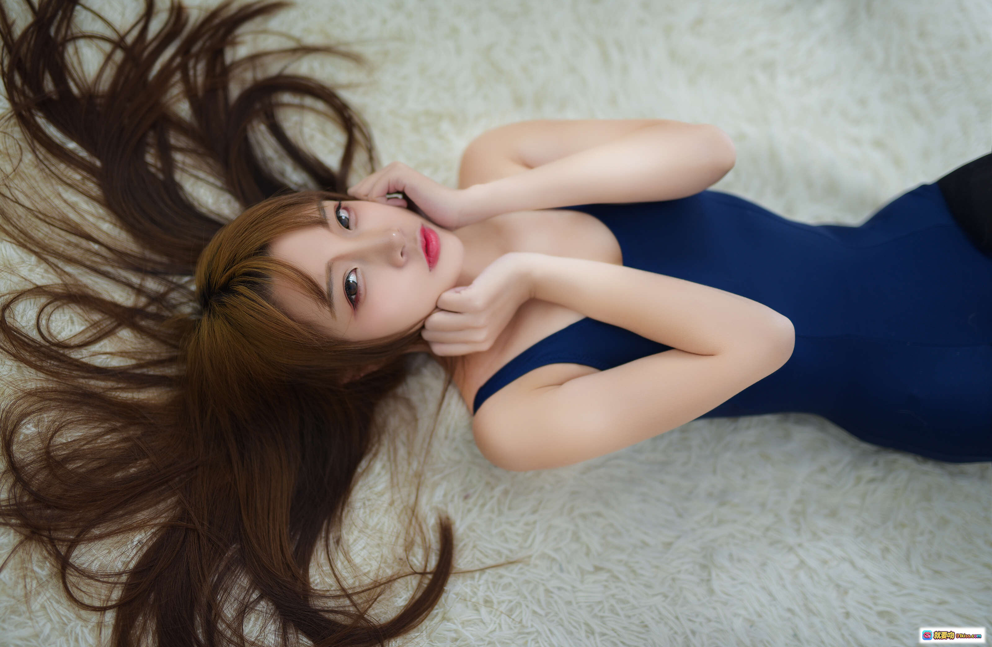 图片[6] - 二佐Nisa NO.075 死库水黑丝写真 甜美少女躺卧白毯 蓝色连体泳衣长发散落 纯欲风高清图集 - 就要吻