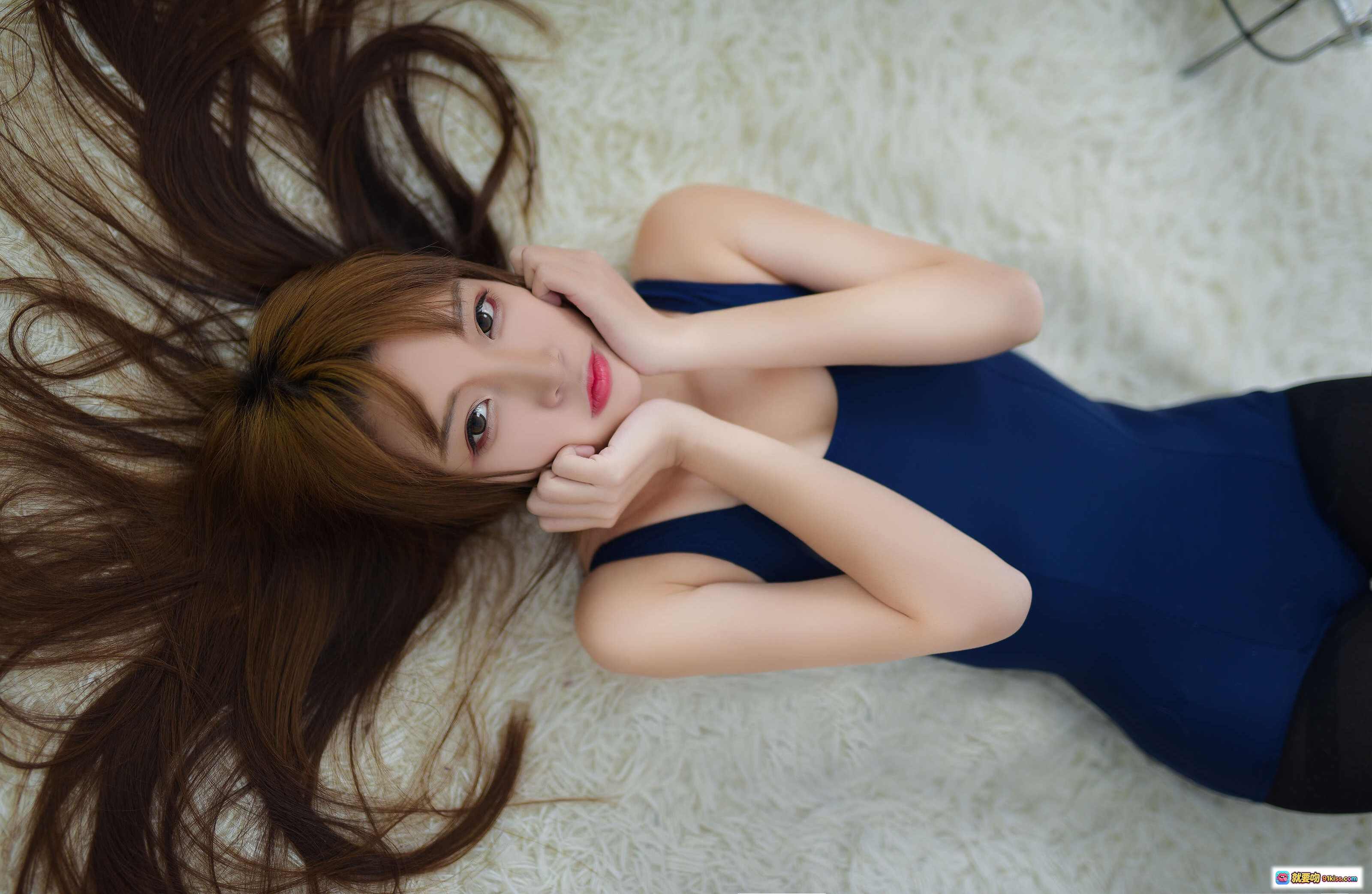 图片[8] - 二佐Nisa NO.075 死库水黑丝写真 甜美少女躺卧白毯 蓝色连体泳衣长发散落 纯欲风高清图集 - 就要吻