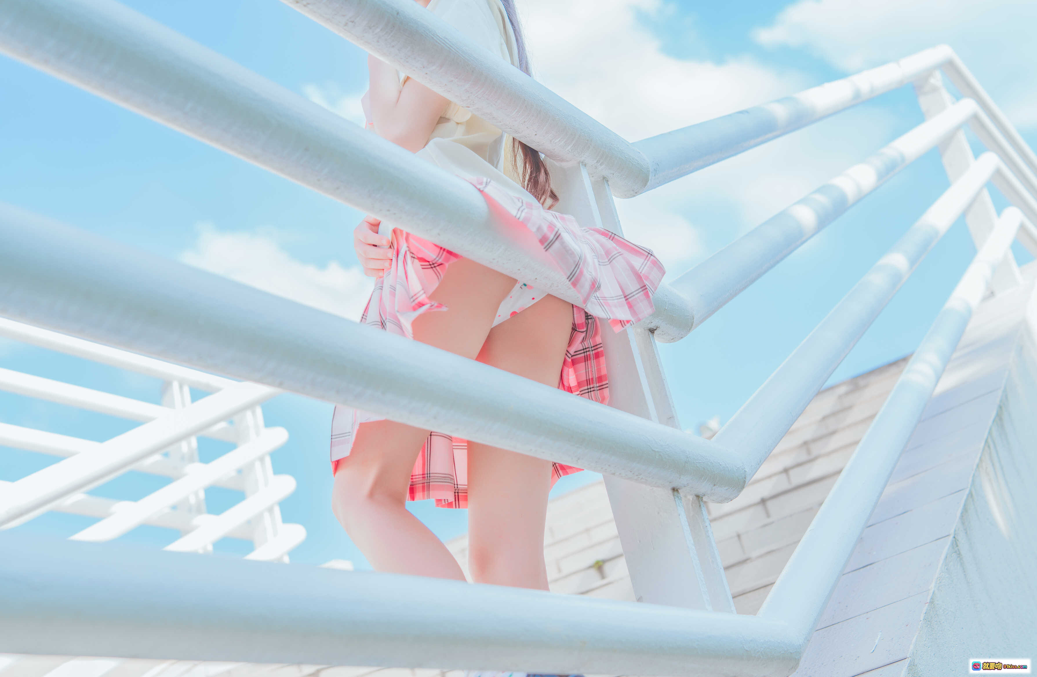 桜桃喵052幼稚园写真集35P490MB 白色栏杆蓝天少女格裙清新日系风格美腿特写 - 就要吻