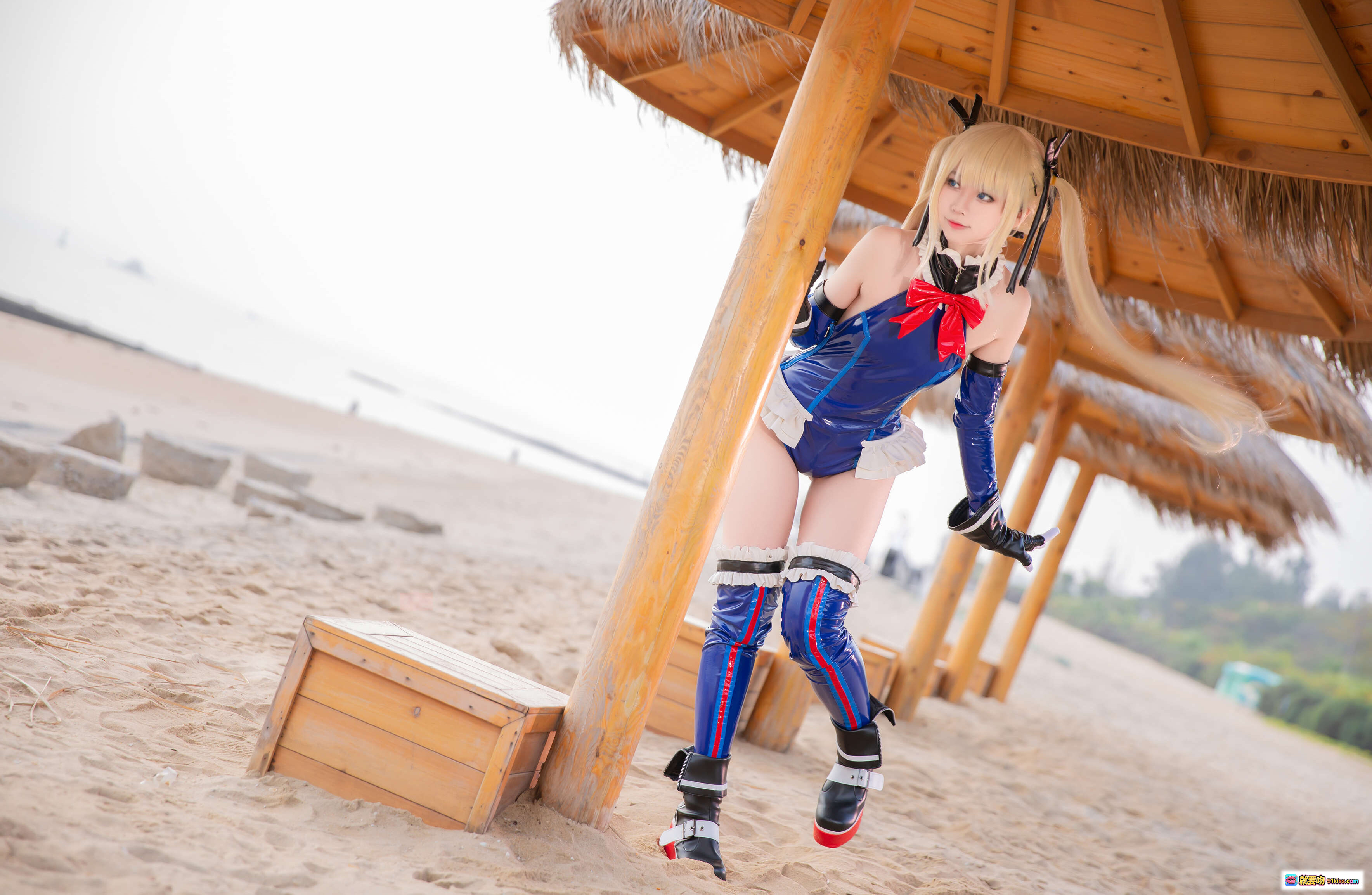玛丽连体衣cosplay海滩写真 | G44不会受伤NO.028 | 蓝红配色性感造型 | 沙滩遮阳伞场景 | 30P高清图集 - 就要吻