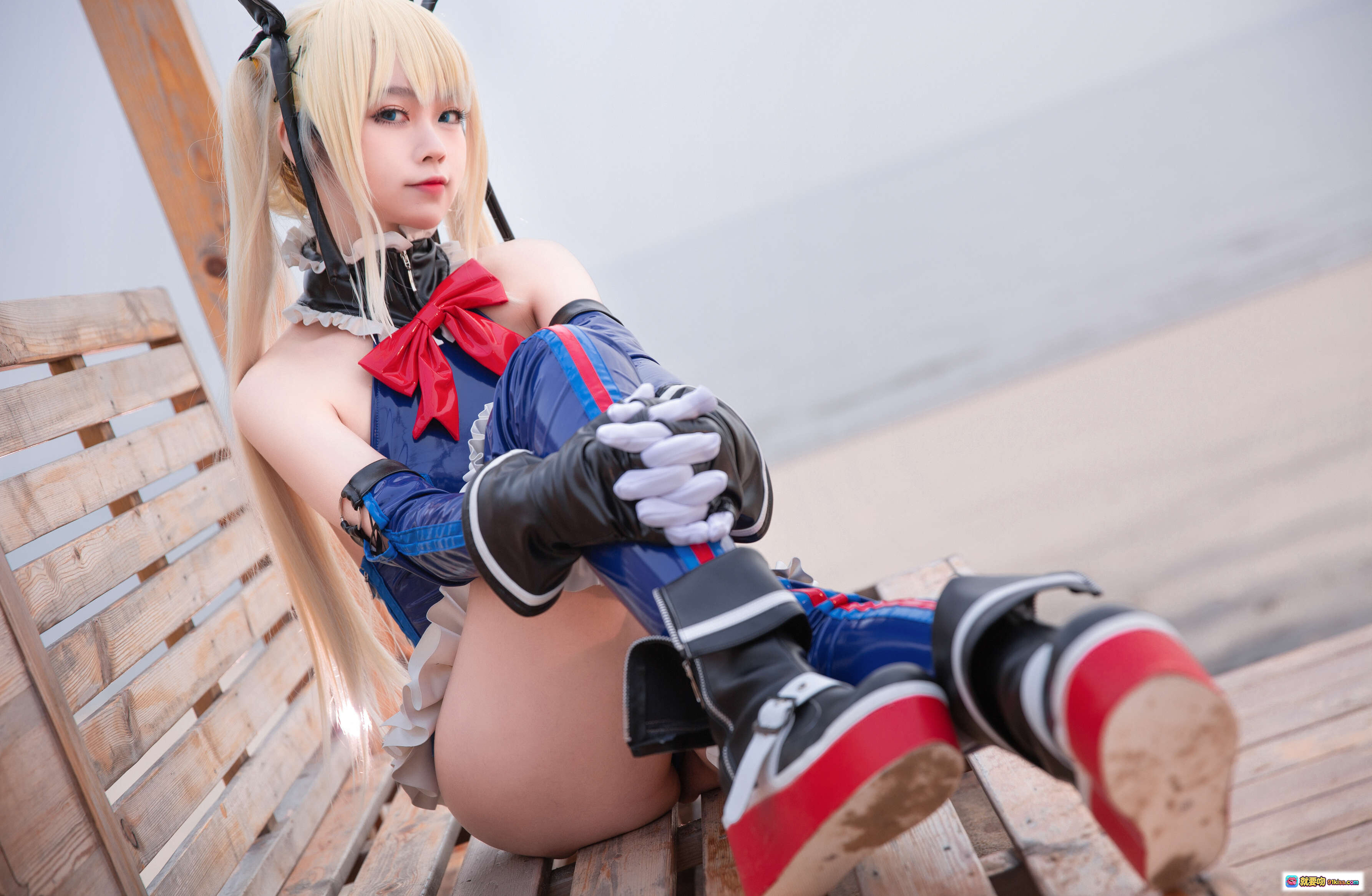 图片[5] - 玛丽连体衣cosplay海滩写真 | G44不会受伤NO.028 | 蓝红配色性感造型 | 沙滩遮阳伞场景 | 30P高清图集 - 就要吻