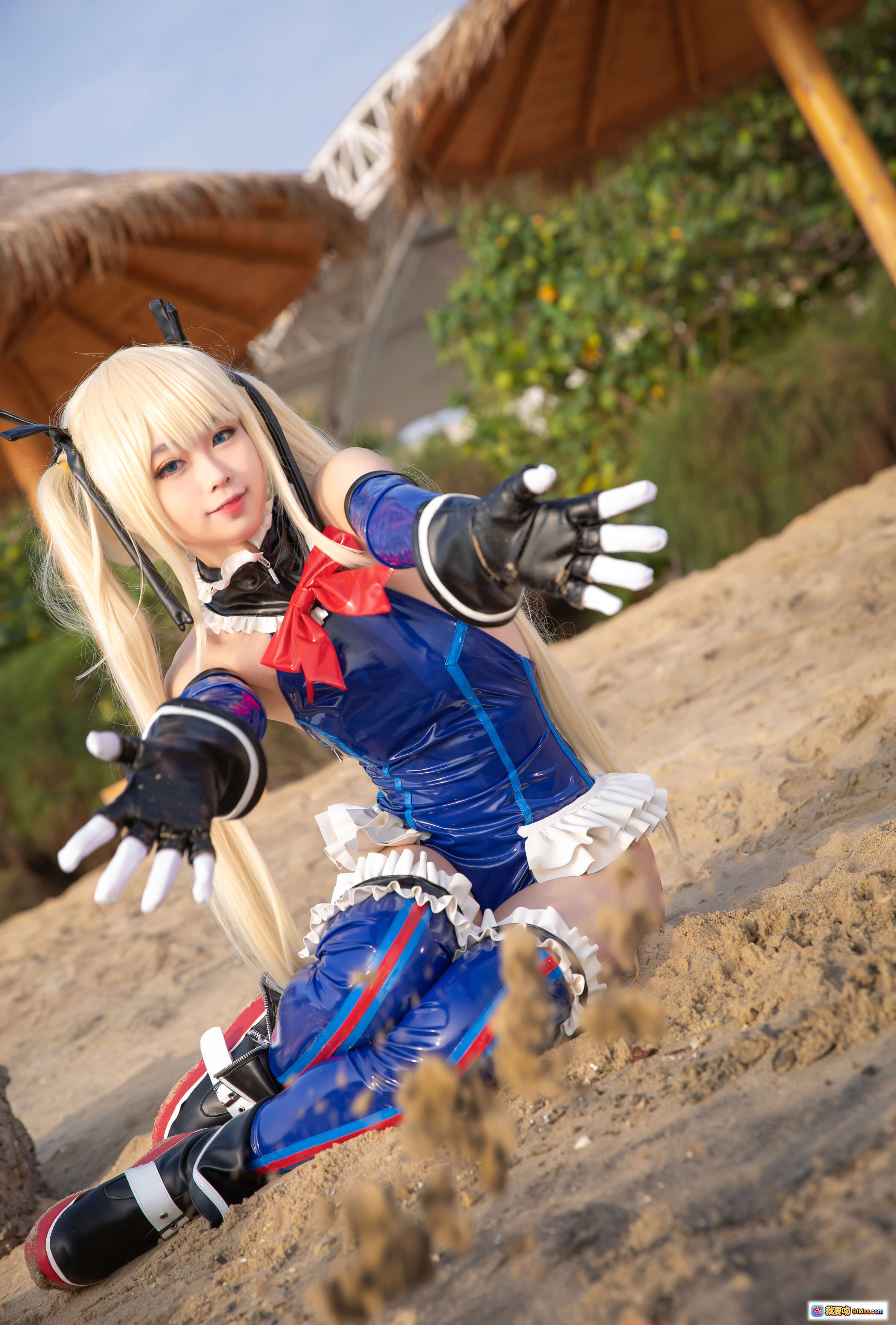 图片[10] - 玛丽连体衣cosplay海滩写真 | G44不会受伤NO.028 | 蓝红配色性感造型 | 沙滩遮阳伞场景 | 30P高清图集 - 就要吻