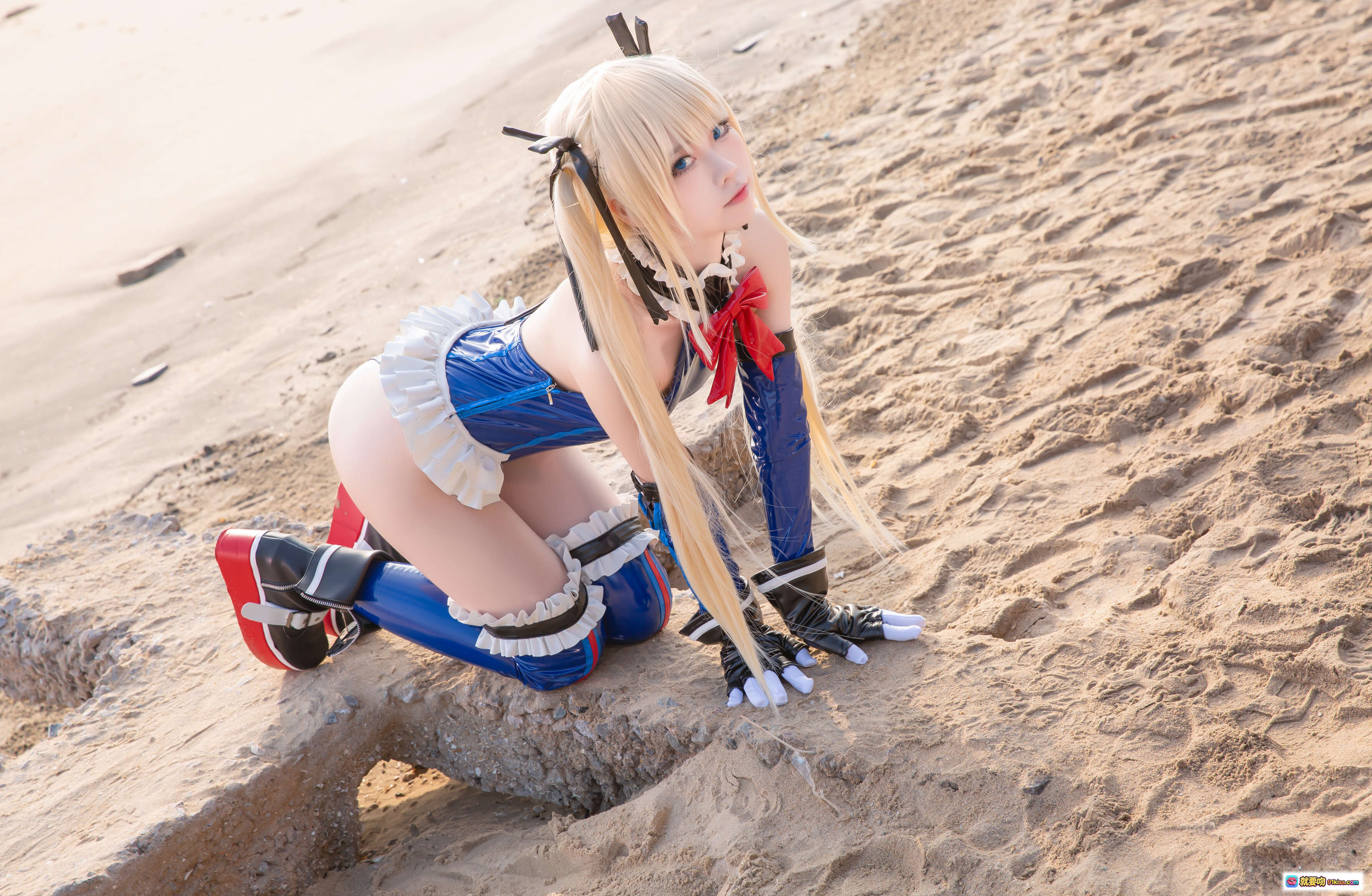 图片[6] - 玛丽连体衣cosplay海滩写真 | G44不会受伤NO.028 | 蓝红配色性感造型 | 沙滩遮阳伞场景 | 30P高清图集 - 就要吻
