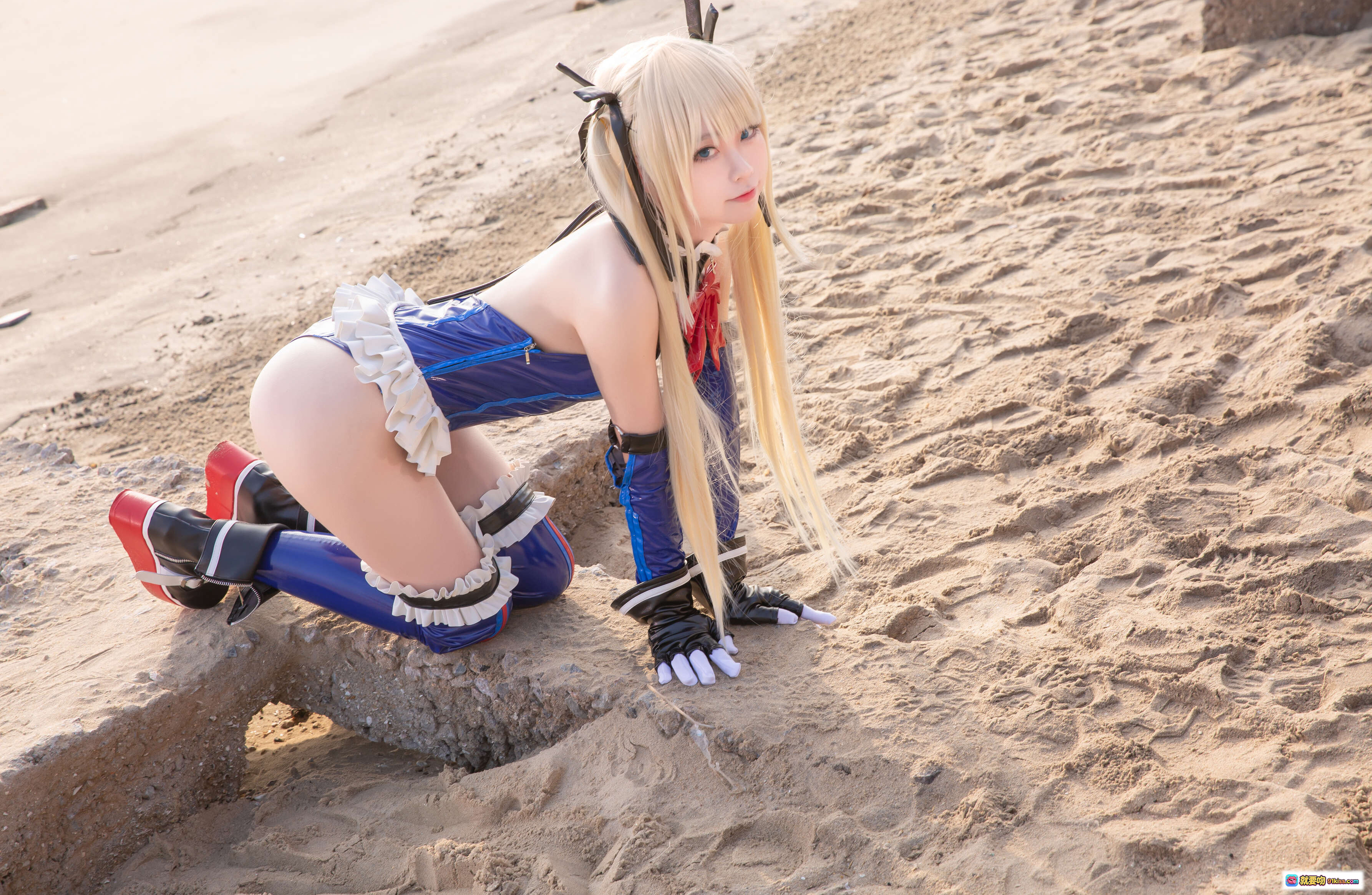图片[9] - 玛丽连体衣cosplay海滩写真 | G44不会受伤NO.028 | 蓝红配色性感造型 | 沙滩遮阳伞场景 | 30P高清图集 - 就要吻