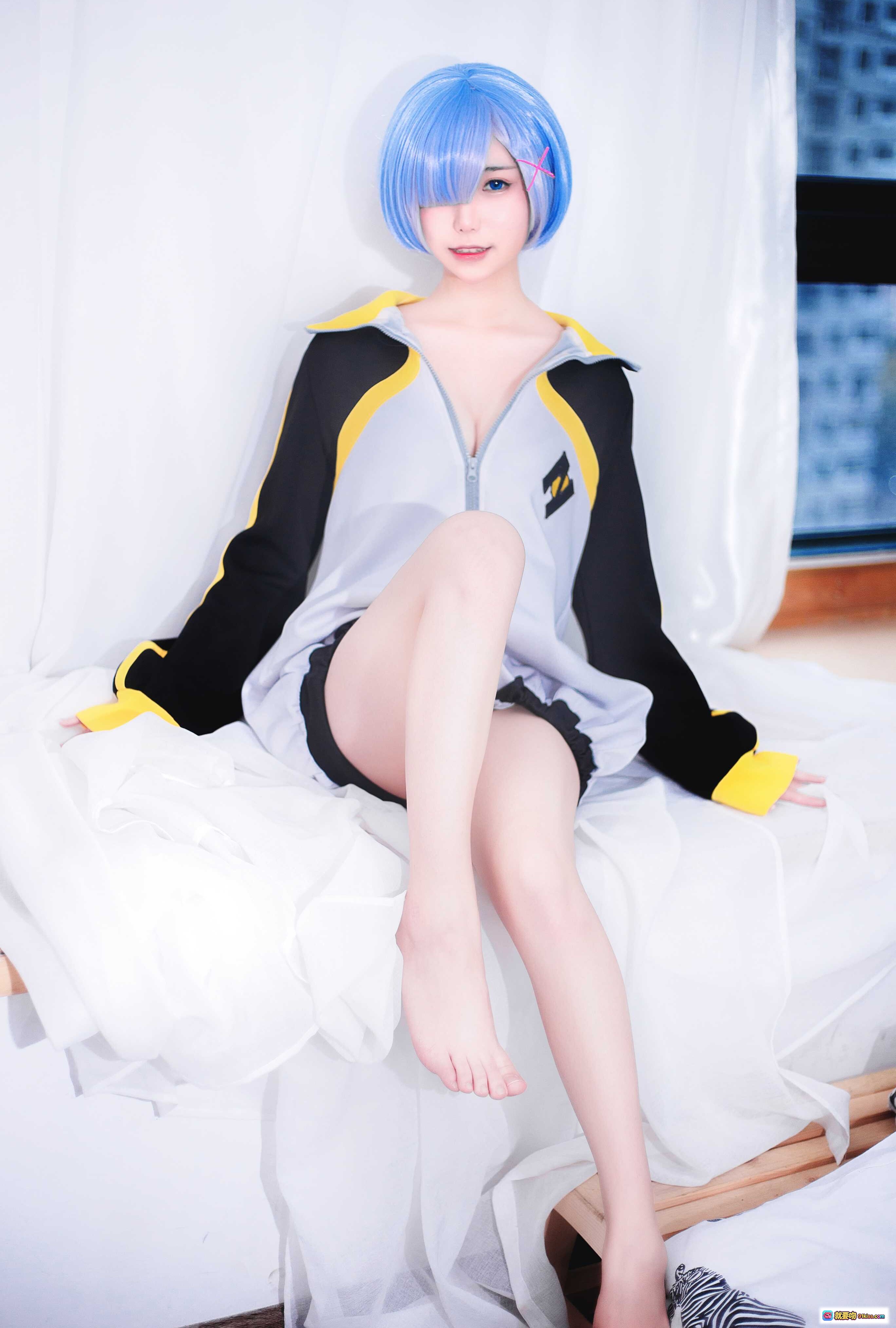 图片[9] - 芋圆侑子NO.004蕾姆运动服Cosplay写真 – 蓝发少女白纱背景清新甜美风 - 就要吻