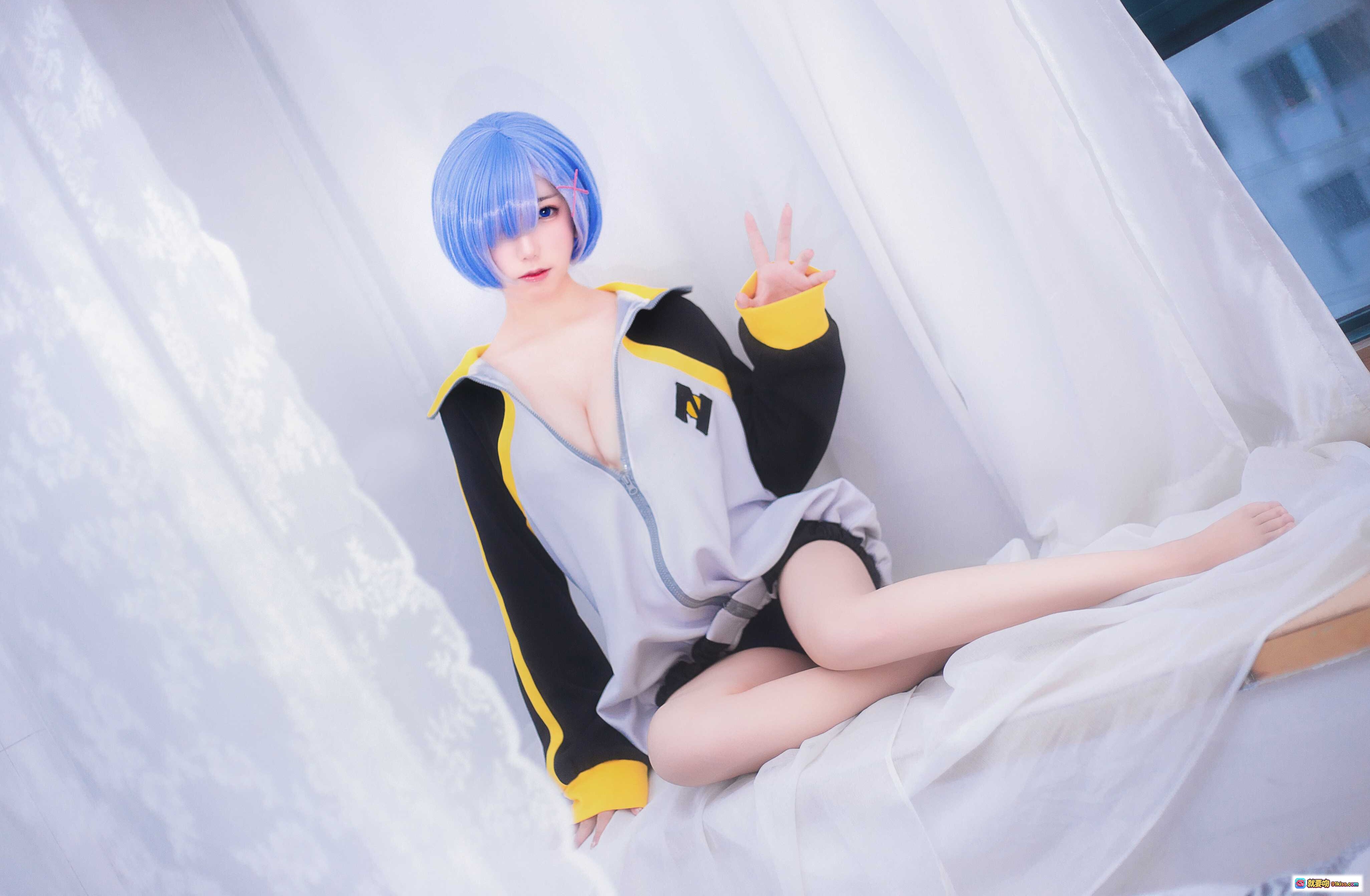 图片[1] - 芋圆侑子NO.004蕾姆运动服Cosplay写真 – 蓝发少女白纱背景清新甜美风 - 就要吻