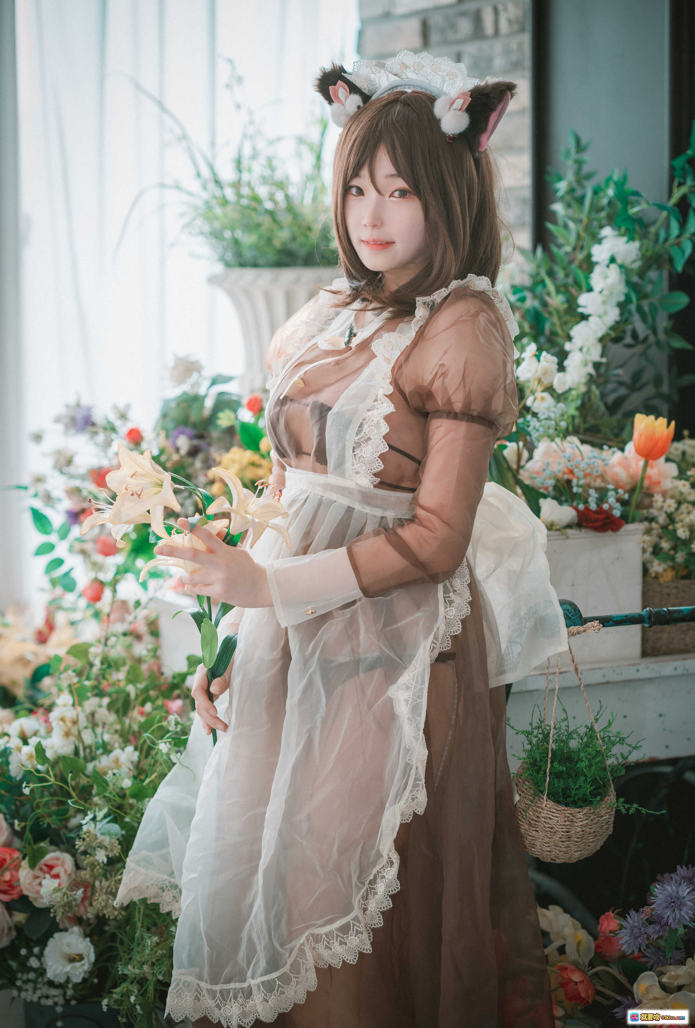 图片[10] - Bambi [DJAWA] Pure Marron 甜美兔耳女仆装蕾丝透视裙性感写真室内花丛背景优雅坐姿美臀特写 - 就要吻