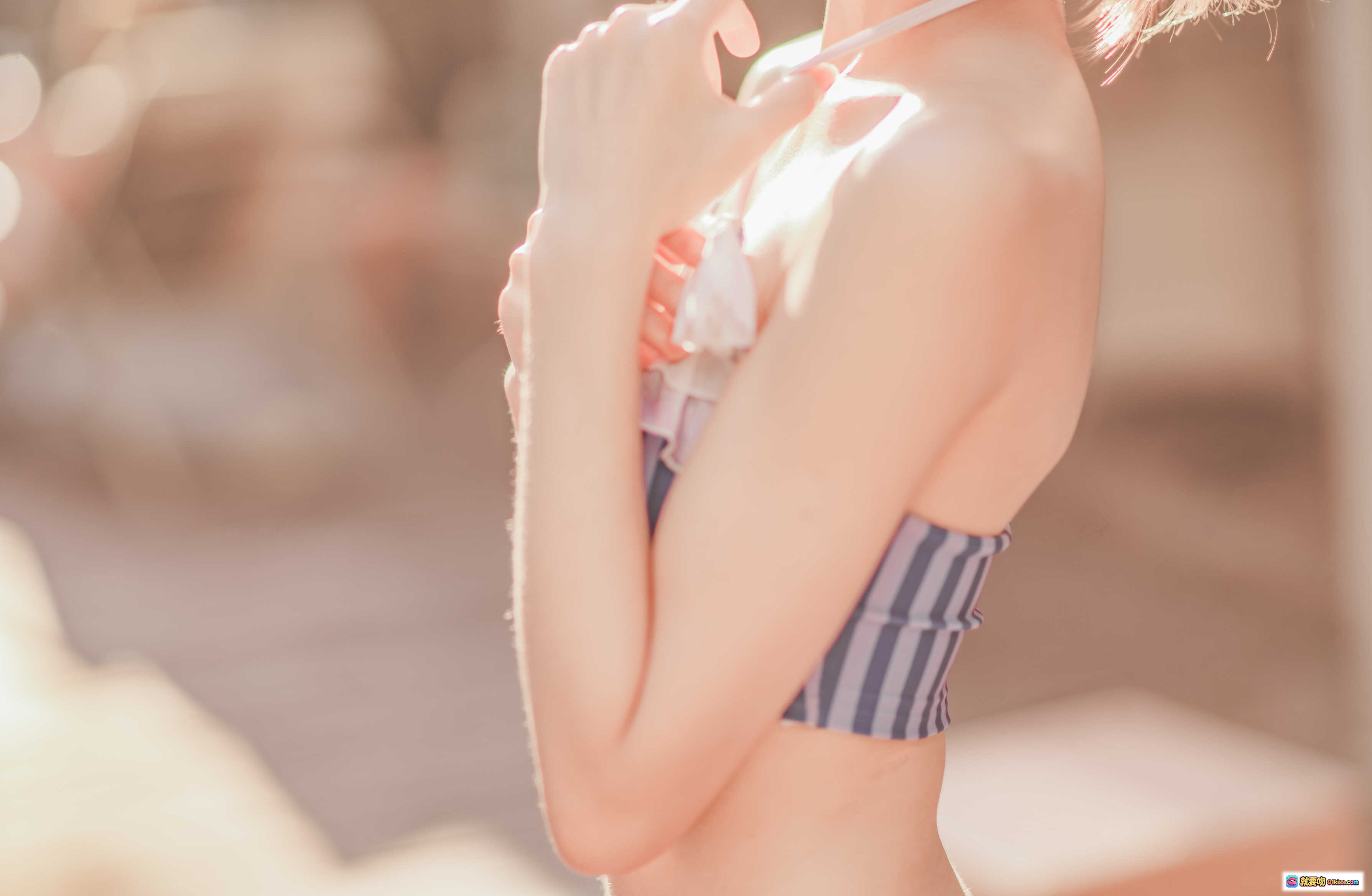 图片[8] - 桜桃喵炮姐COS泳池写真｜蓝白条纹比基尼+红色蝴蝶结双马尾｜夏日清凉少女风Cosplay美图 - 就要吻