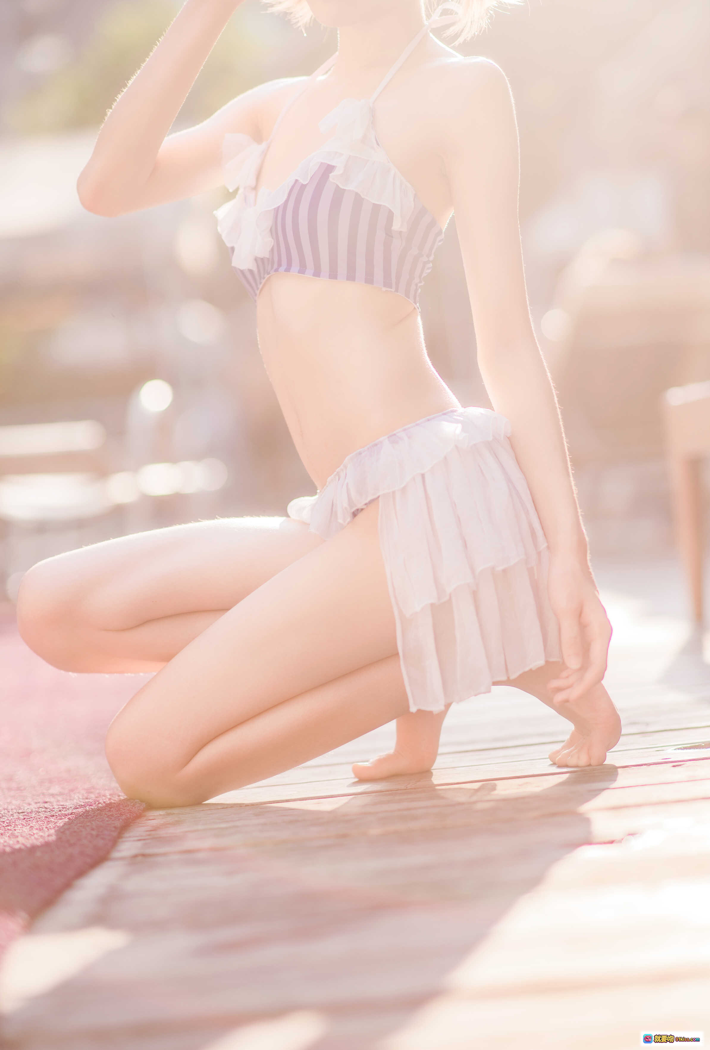 图片[5] - 桜桃喵炮姐COS泳池写真｜蓝白条纹比基尼+红色蝴蝶结双马尾｜夏日清凉少女风Cosplay美图 - 就要吻