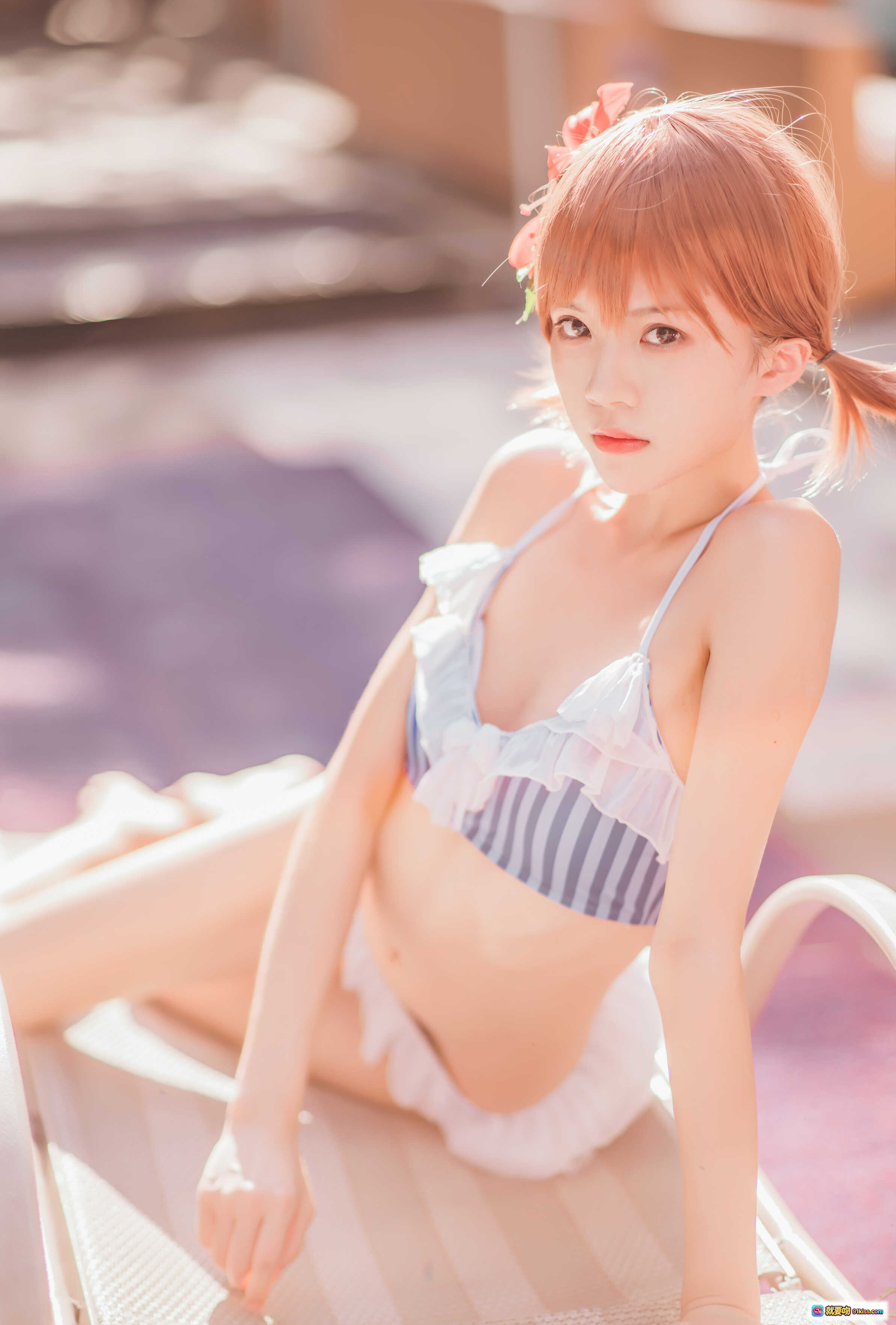 图片[6] - 桜桃喵炮姐COS泳池写真｜蓝白条纹比基尼+红色蝴蝶结双马尾｜夏日清凉少女风Cosplay美图 - 就要吻
