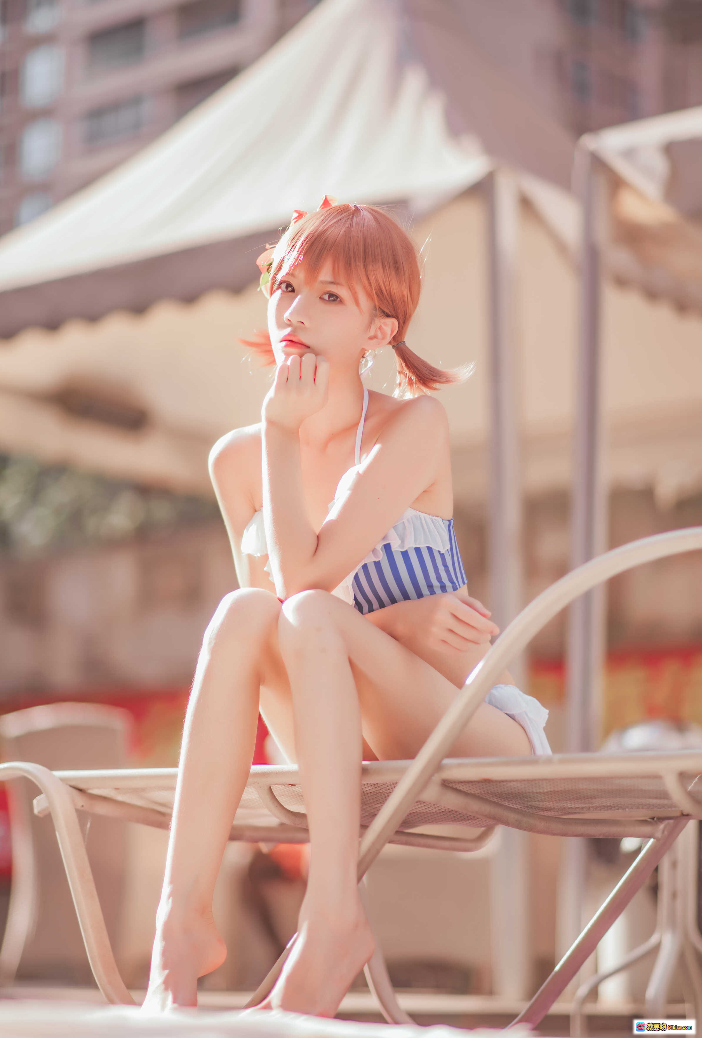 图片[7] - 桜桃喵炮姐COS泳池写真｜蓝白条纹比基尼+红色蝴蝶结双马尾｜夏日清凉少女风Cosplay美图 - 就要吻
