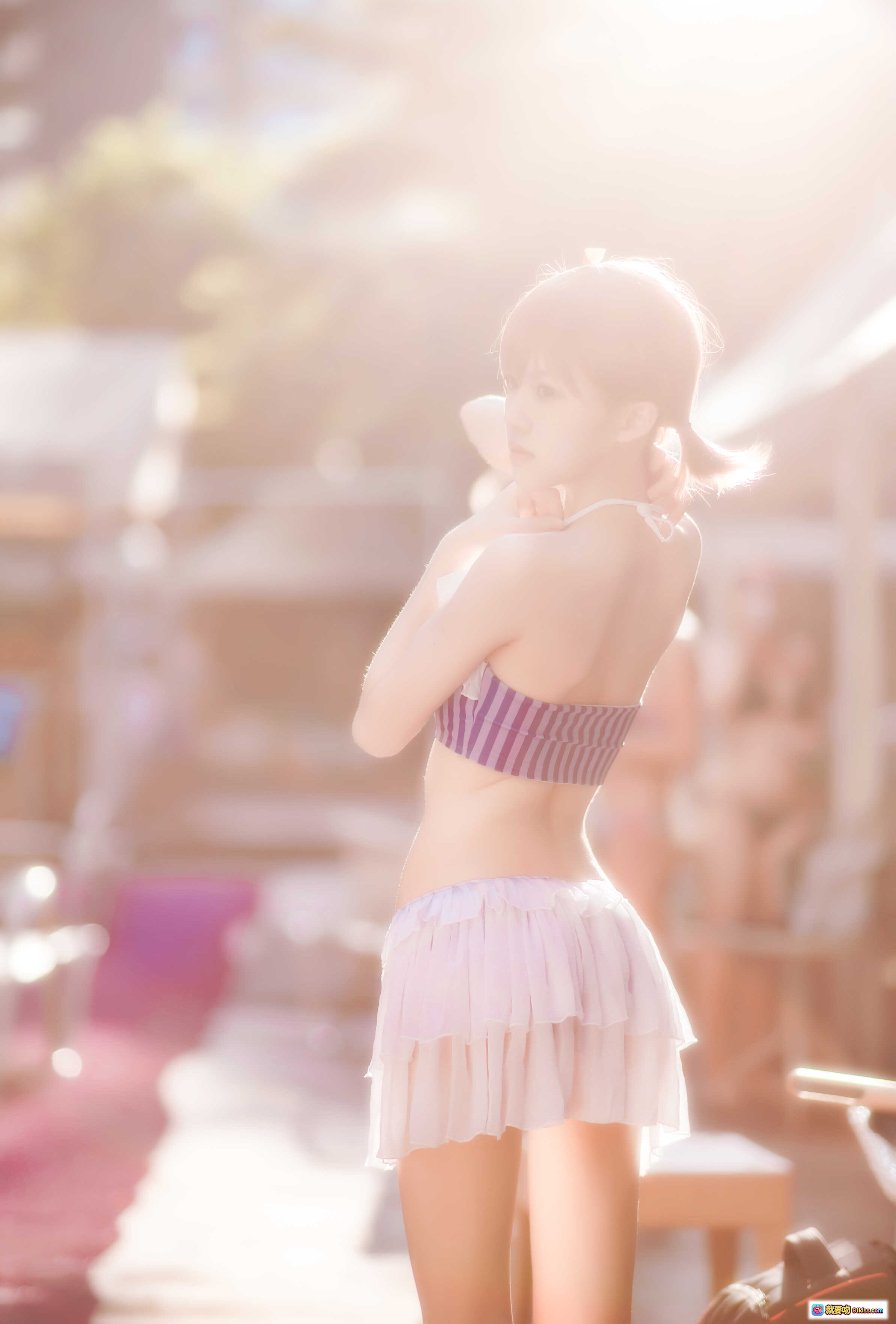 图片[9] - 桜桃喵炮姐COS泳池写真｜蓝白条纹比基尼+红色蝴蝶结双马尾｜夏日清凉少女风Cosplay美图 - 就要吻