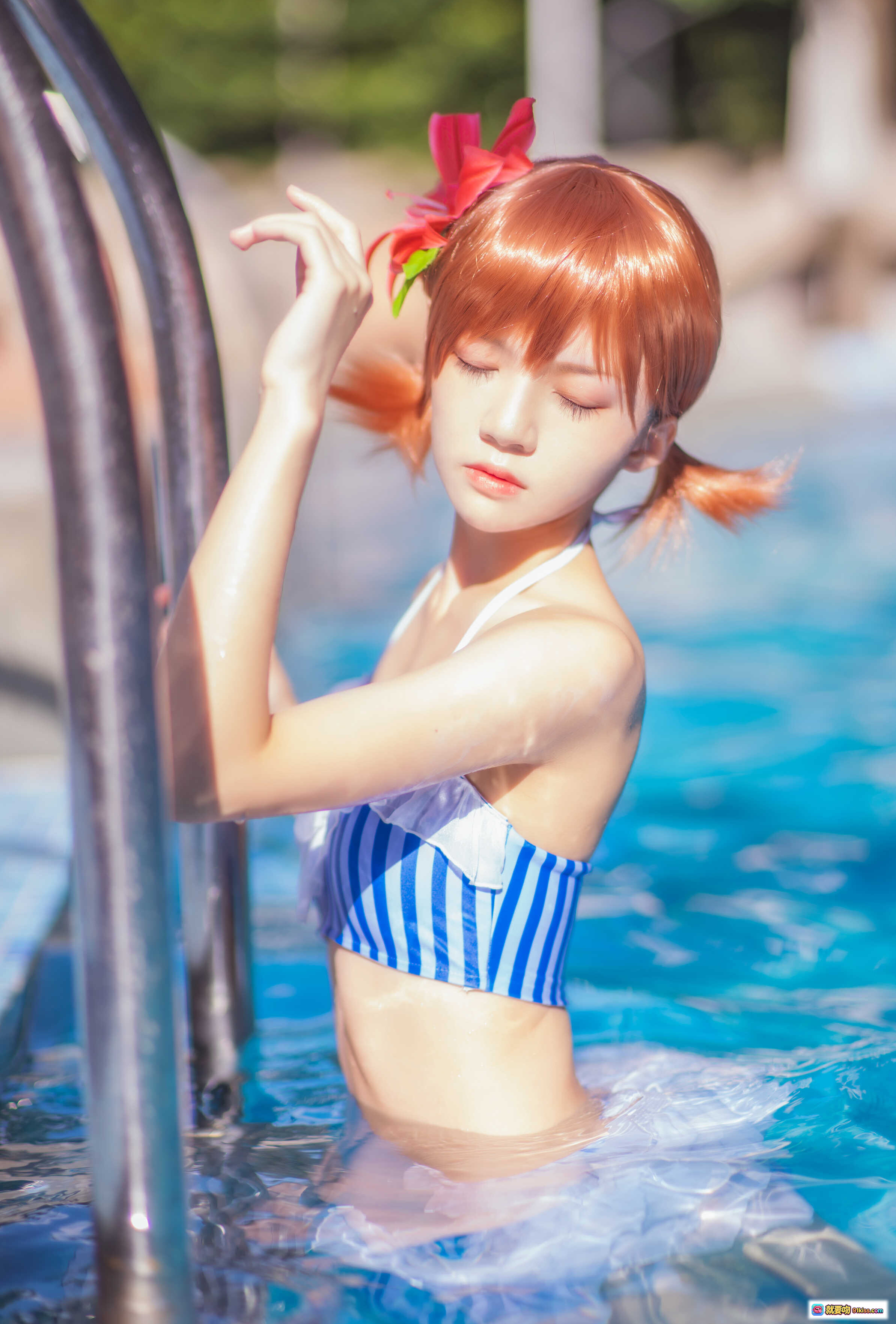 桜桃喵炮姐COS泳池写真｜蓝白条纹比基尼+红色蝴蝶结双马尾｜夏日清凉少女风Cosplay美图 - 就要吻