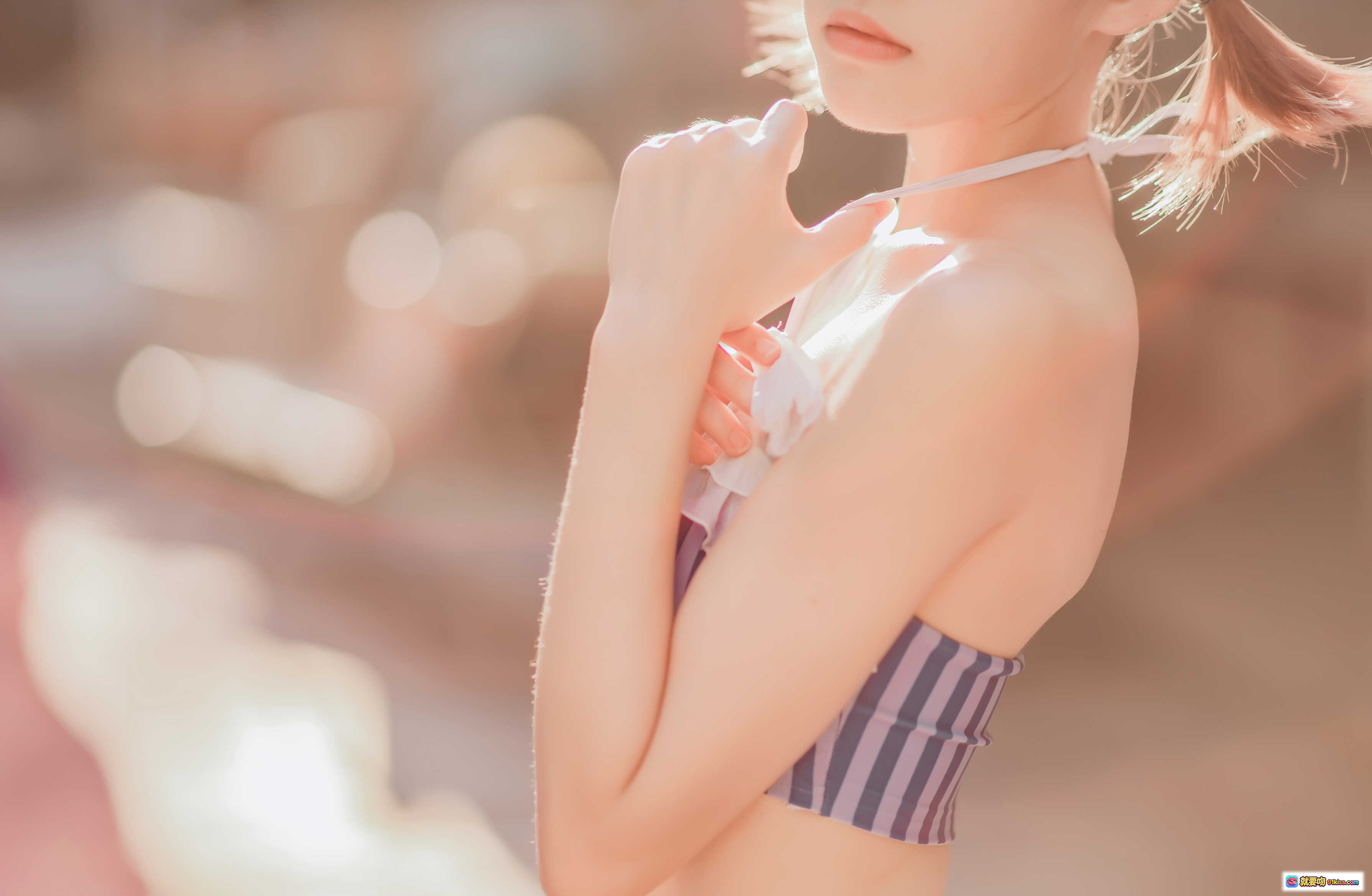 图片[10] - 桜桃喵炮姐COS泳池写真｜蓝白条纹比基尼+红色蝴蝶结双马尾｜夏日清凉少女风Cosplay美图 - 就要吻