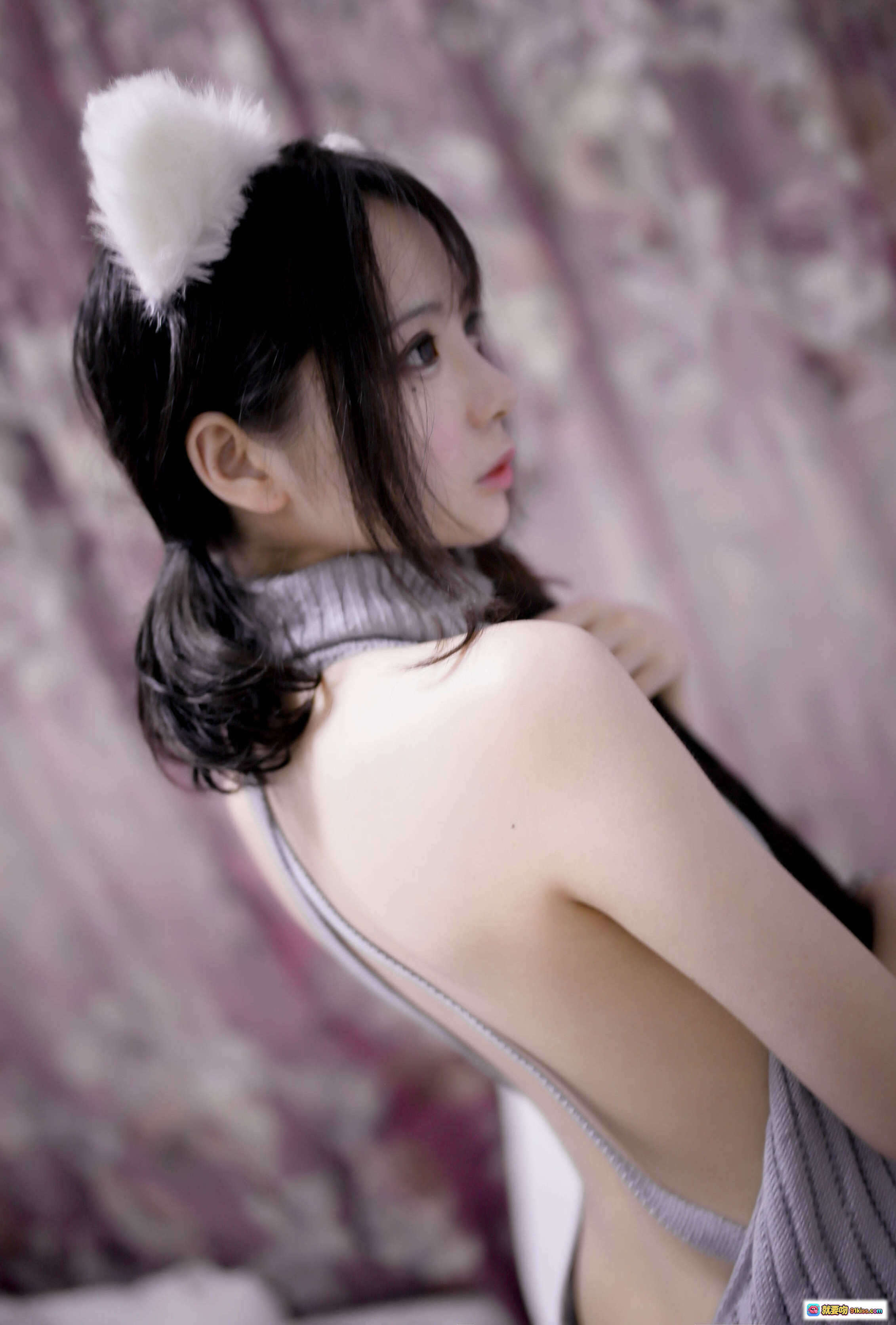 图片[5] - 疯猫ss NO.012 露背毛衣写真 甜美猫耳少女 灰色高领无袖针织衫 性感镂空设计 室内私房摄影 16P高清图集 - 就要吻