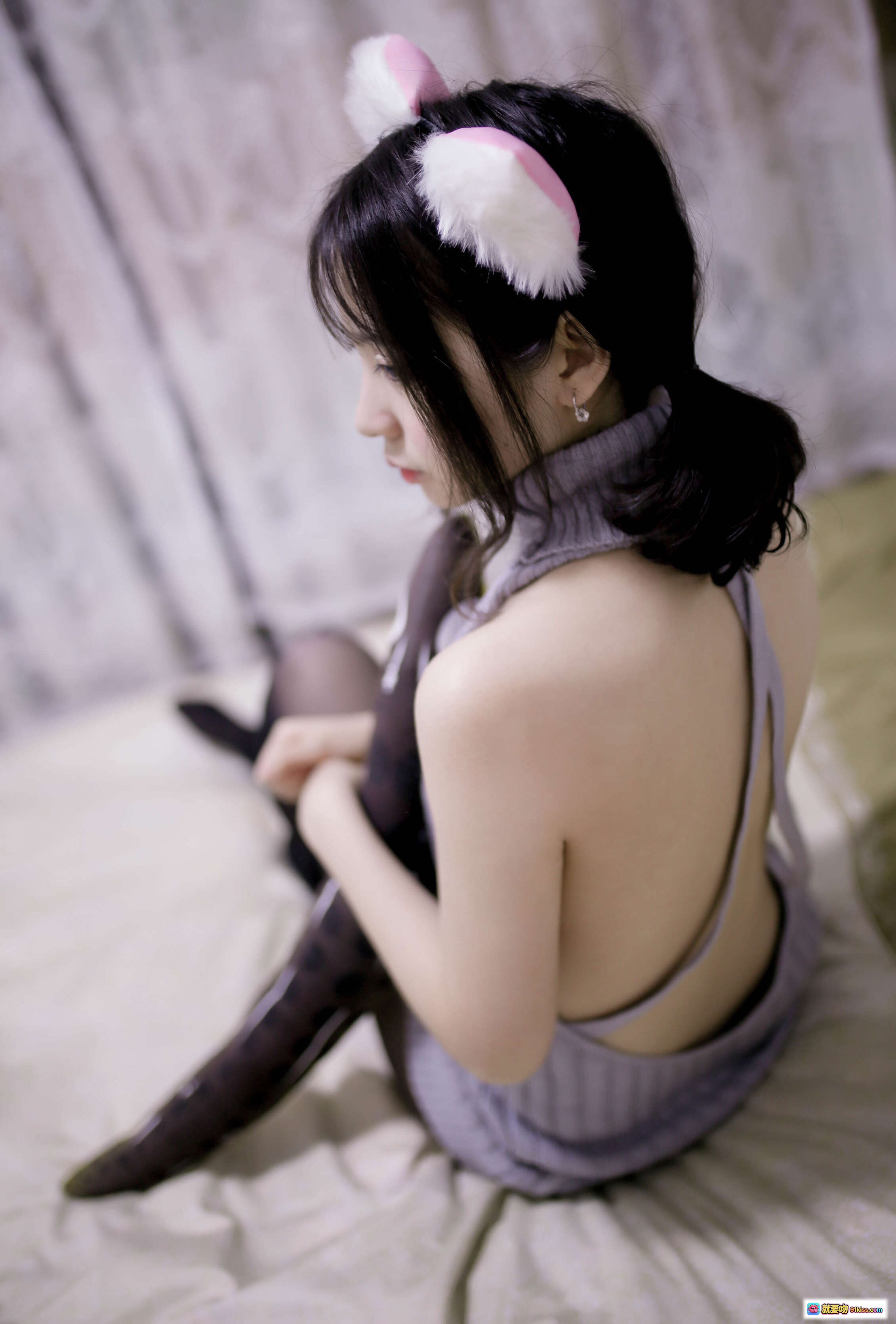 图片[7] - 疯猫ss NO.012 露背毛衣写真 甜美猫耳少女 灰色高领无袖针织衫 性感镂空设计 室内私房摄影 16P高清图集 - 就要吻