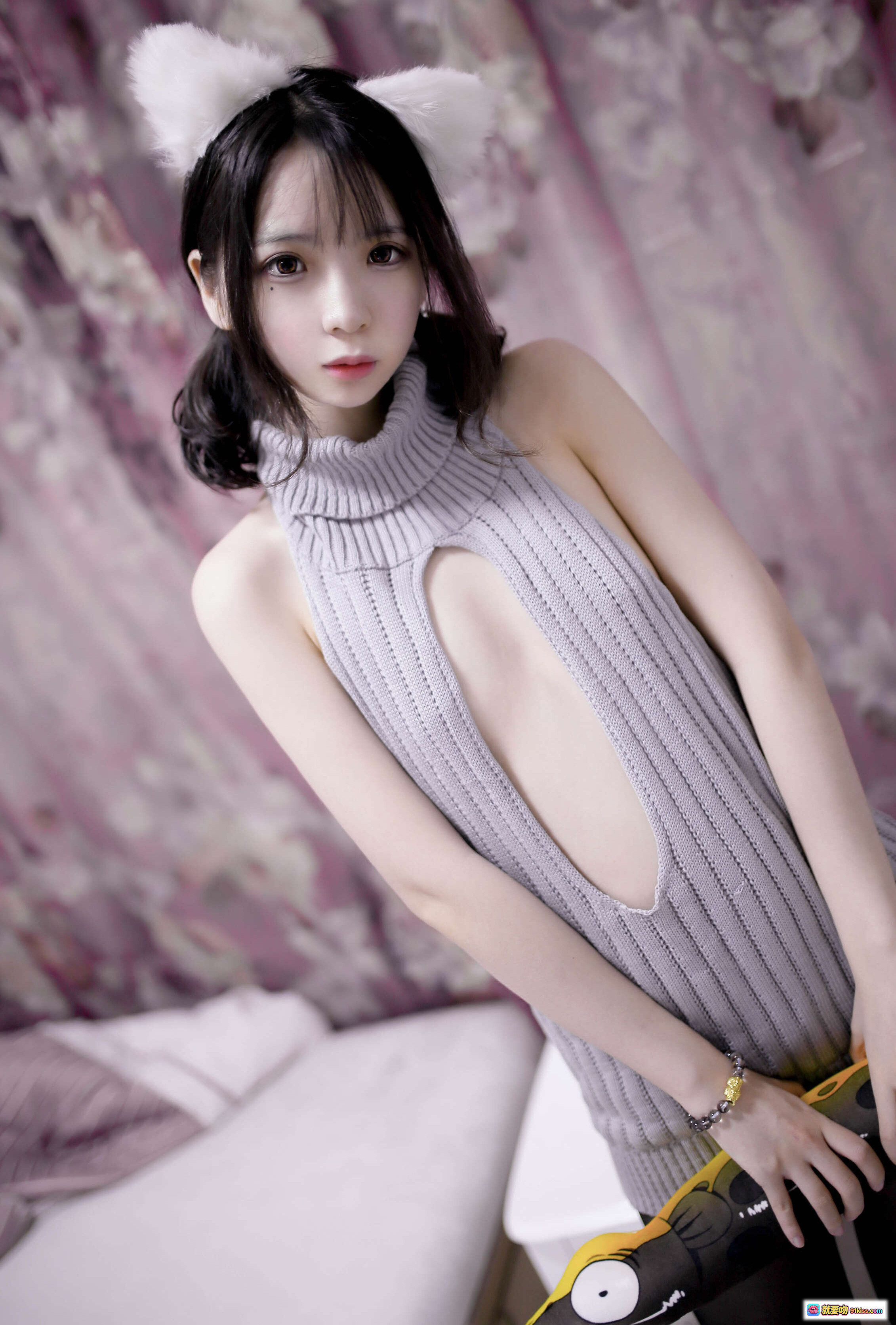疯猫ss NO.012 露背毛衣写真 甜美猫耳少女 灰色高领无袖针织衫 性感镂空设计 室内私房摄影 16P高清图集 - 就要吻