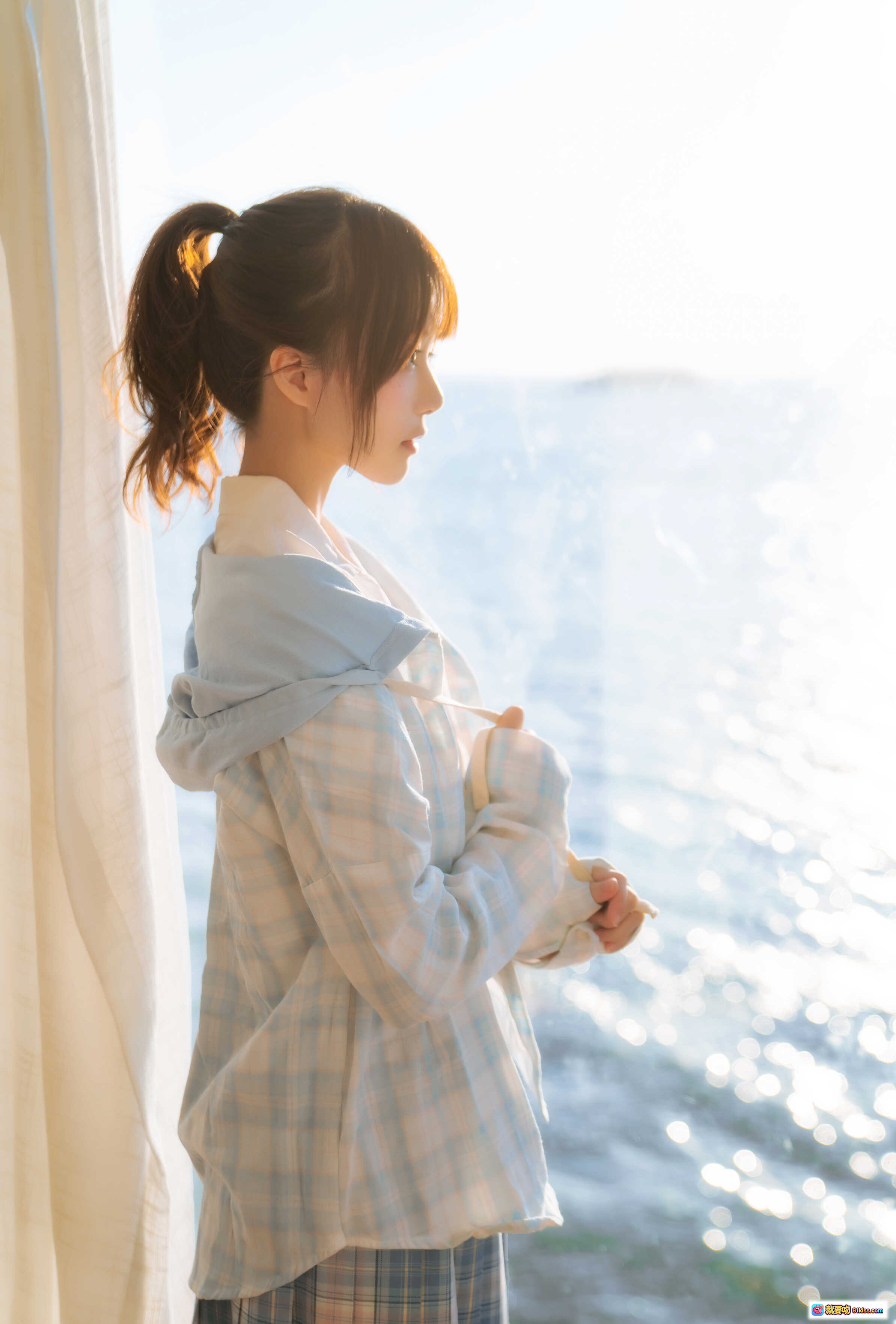 图片[6] - 桜桃喵080感光写真集｜清新JK制服少女窗边逆光侧颜｜格纹百褶裙白衬衫甜美风｜30P高清摄影图集 - 就要吻