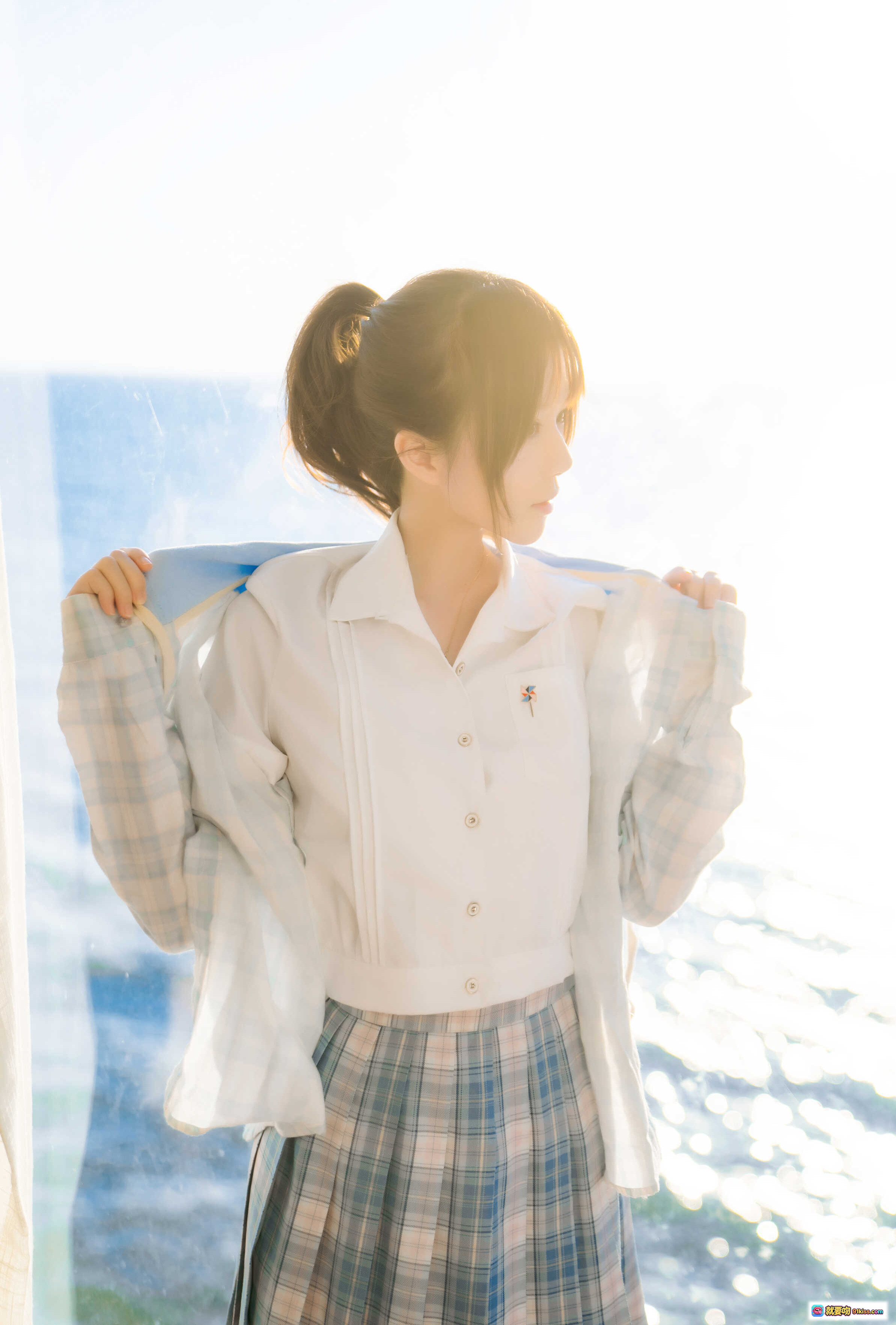 桜桃喵080感光写真集｜清新JK制服少女窗边逆光侧颜｜格纹百褶裙白衬衫甜美风｜30P高清摄影图集 - 就要吻