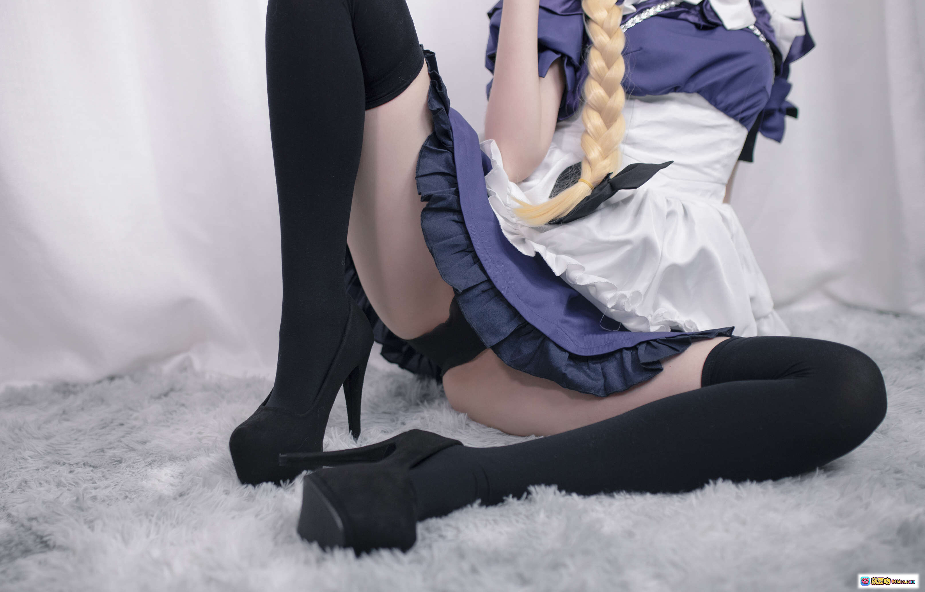 疯猫ss NO.054 贞德女仆cos写真 黑丝高跟 紫白女仆装 金发麻花辫 躺卧毛毯 20P高清图集 - 就要吻