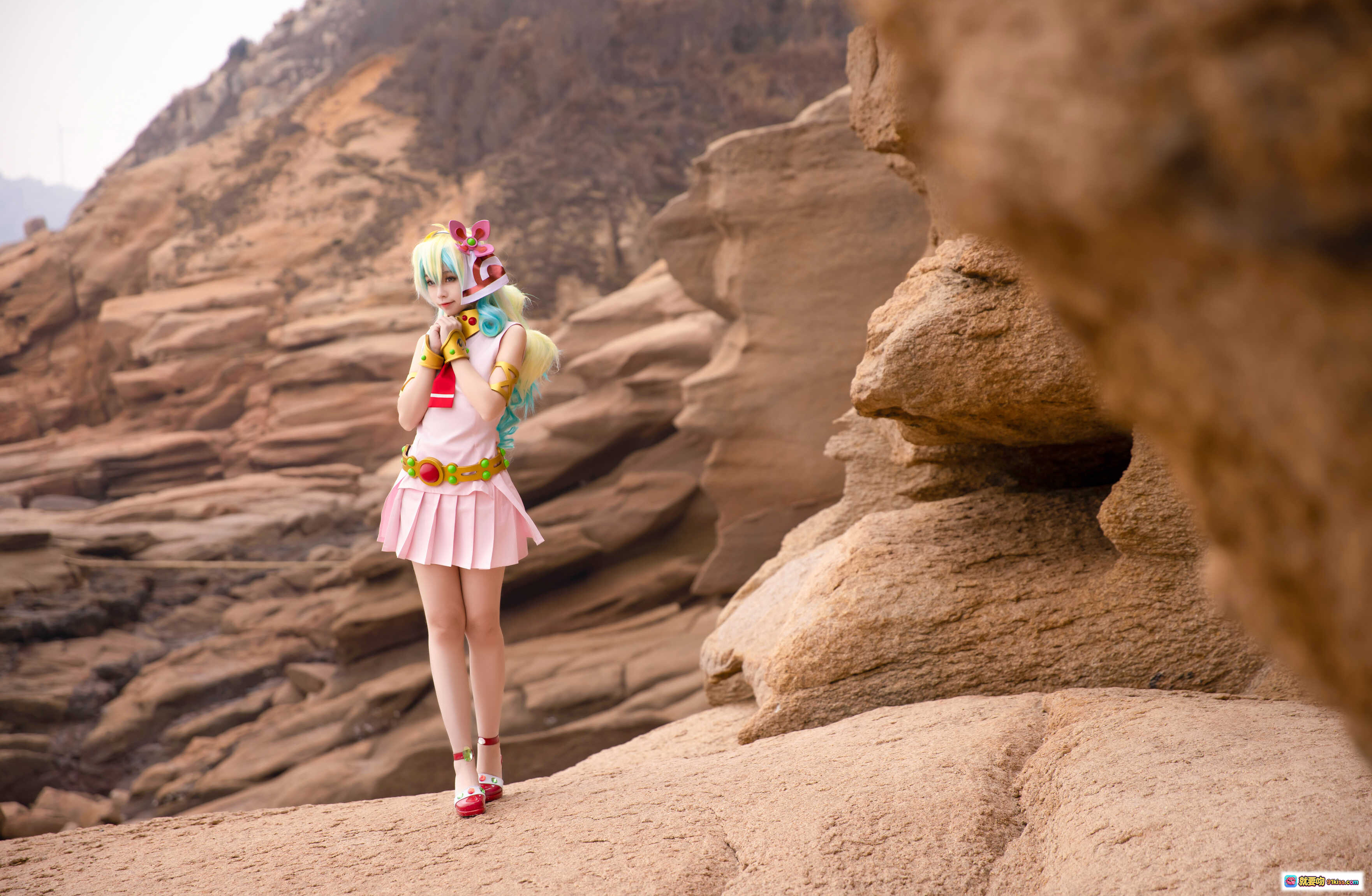 图片[5] - G44不会受伤 NO.026 尼娅 cosplay 海边岩石场景 粉色系服装 彩虹长发 红色高跟鞋 自然风光 摄影写真 30P高清图集 - 就要吻