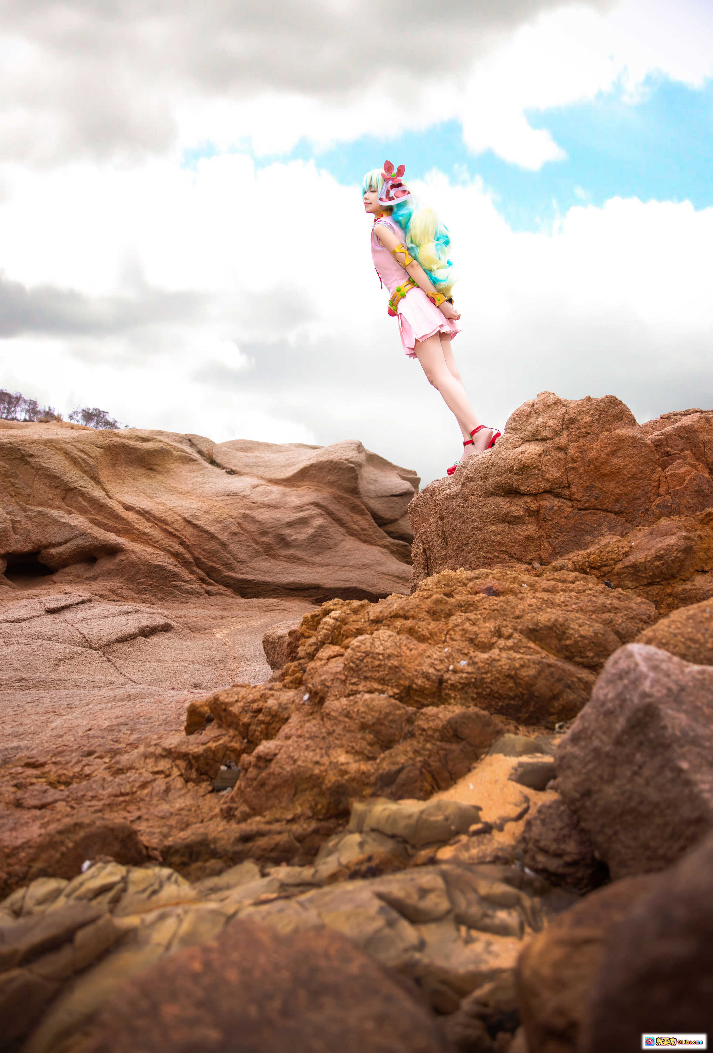 G44不会受伤 NO.026 尼娅 cosplay 海边岩石场景 粉色系服装 彩虹长发 红色高跟鞋 自然风光 摄影写真 30P高清图集 - 就要吻