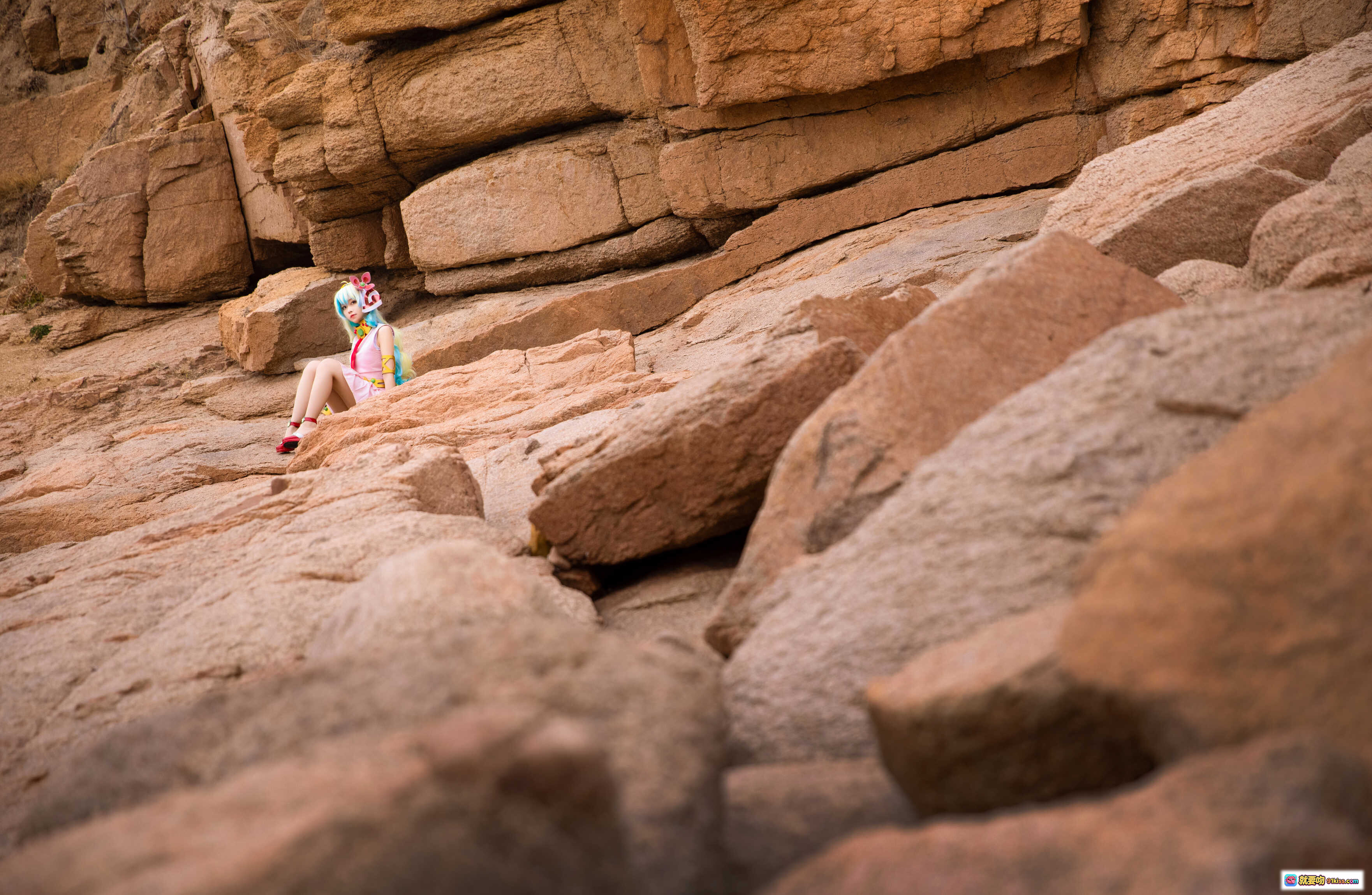 图片[3] - G44不会受伤 NO.026 尼娅 cosplay 海边岩石场景 粉色系服装 彩虹长发 红色高跟鞋 自然风光 摄影写真 30P高清图集 - 就要吻